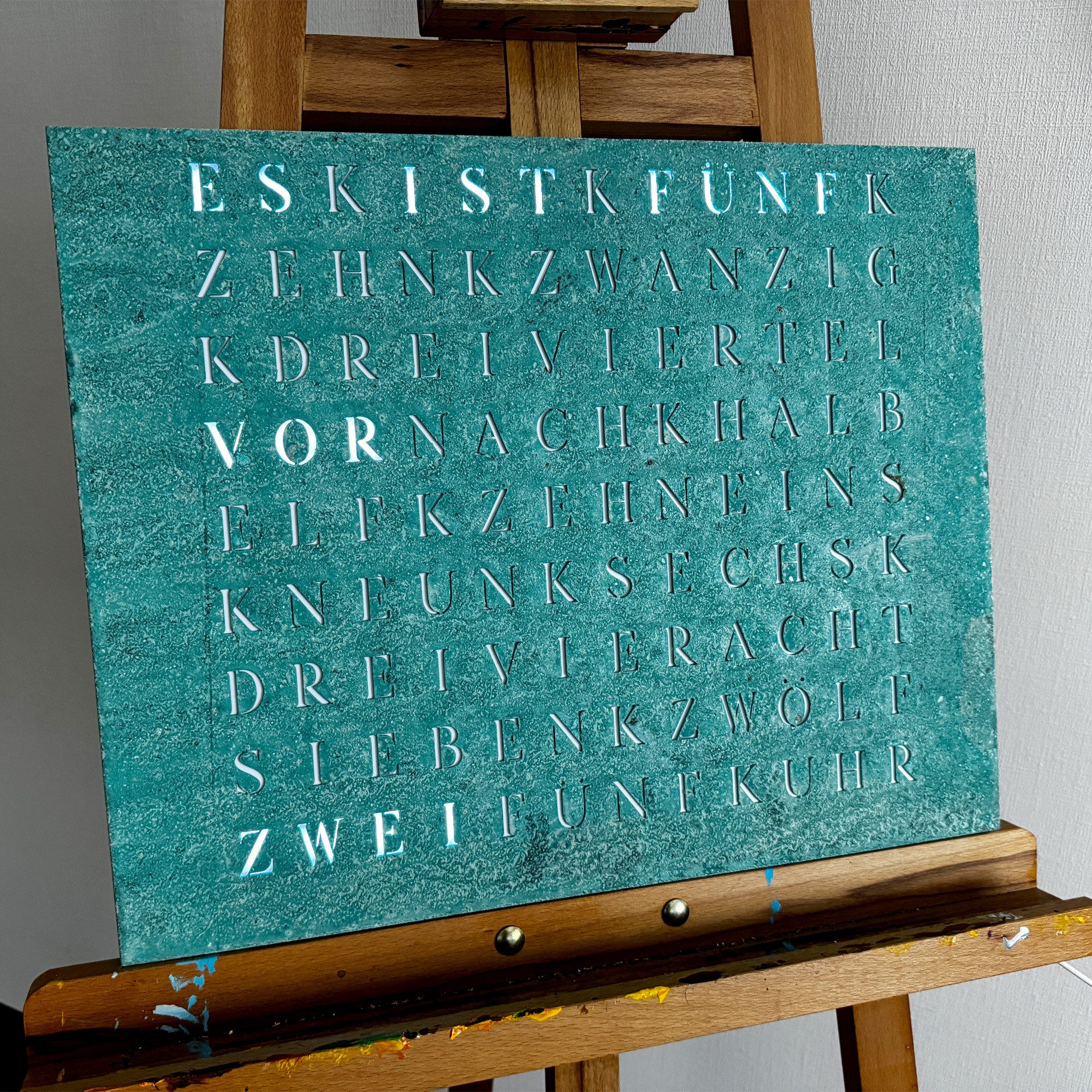 build-yours.de Wanduhr Wortuhr Jupiter in Deutsch - LED Wanduhr zum Aufhängen & Hinstellen (Elegante WordClock aus Stuttgart)