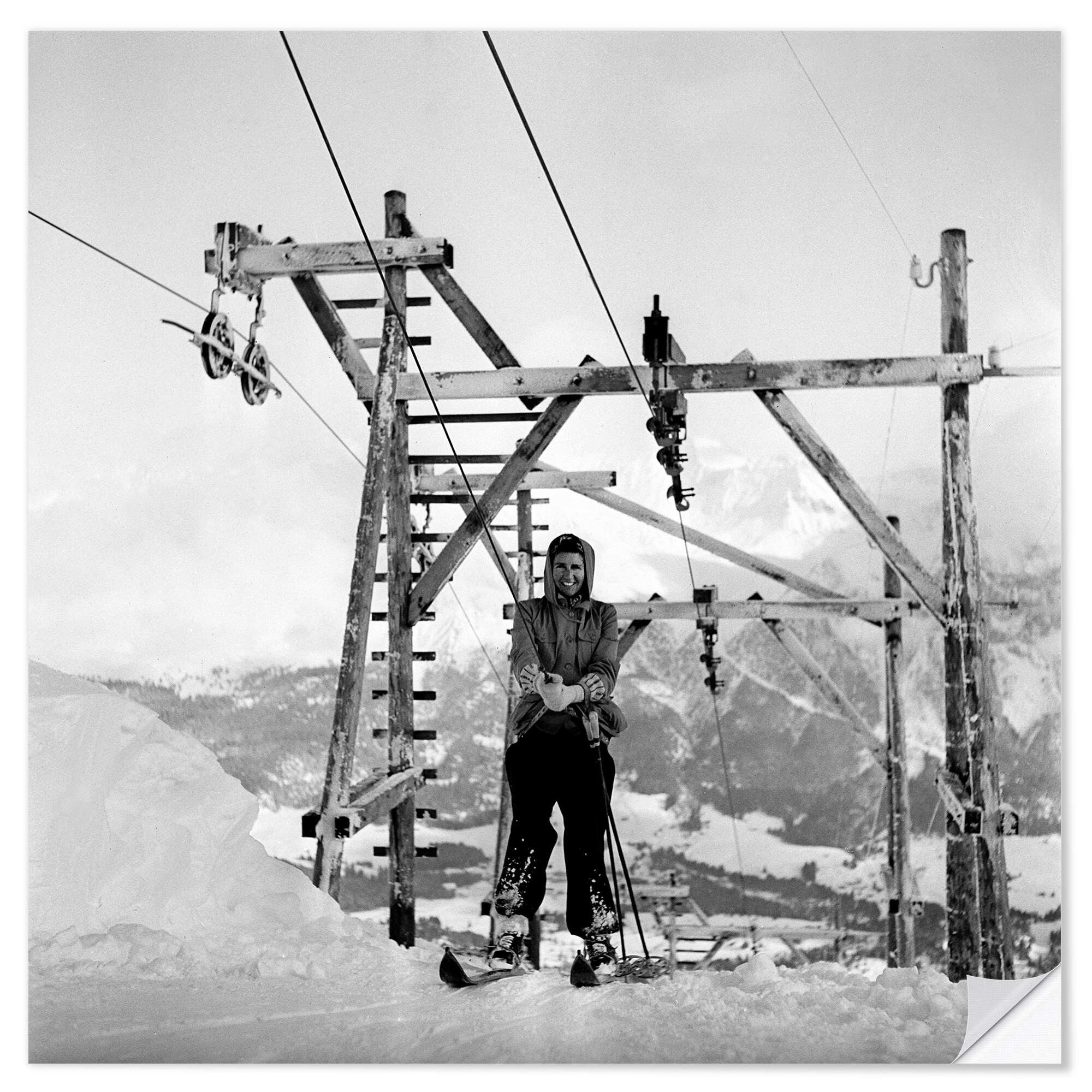 Posterlounge Wandfolie Vintage Ski Collection, Skifahrerin am Skilift, 1943, Vintage Fotografie