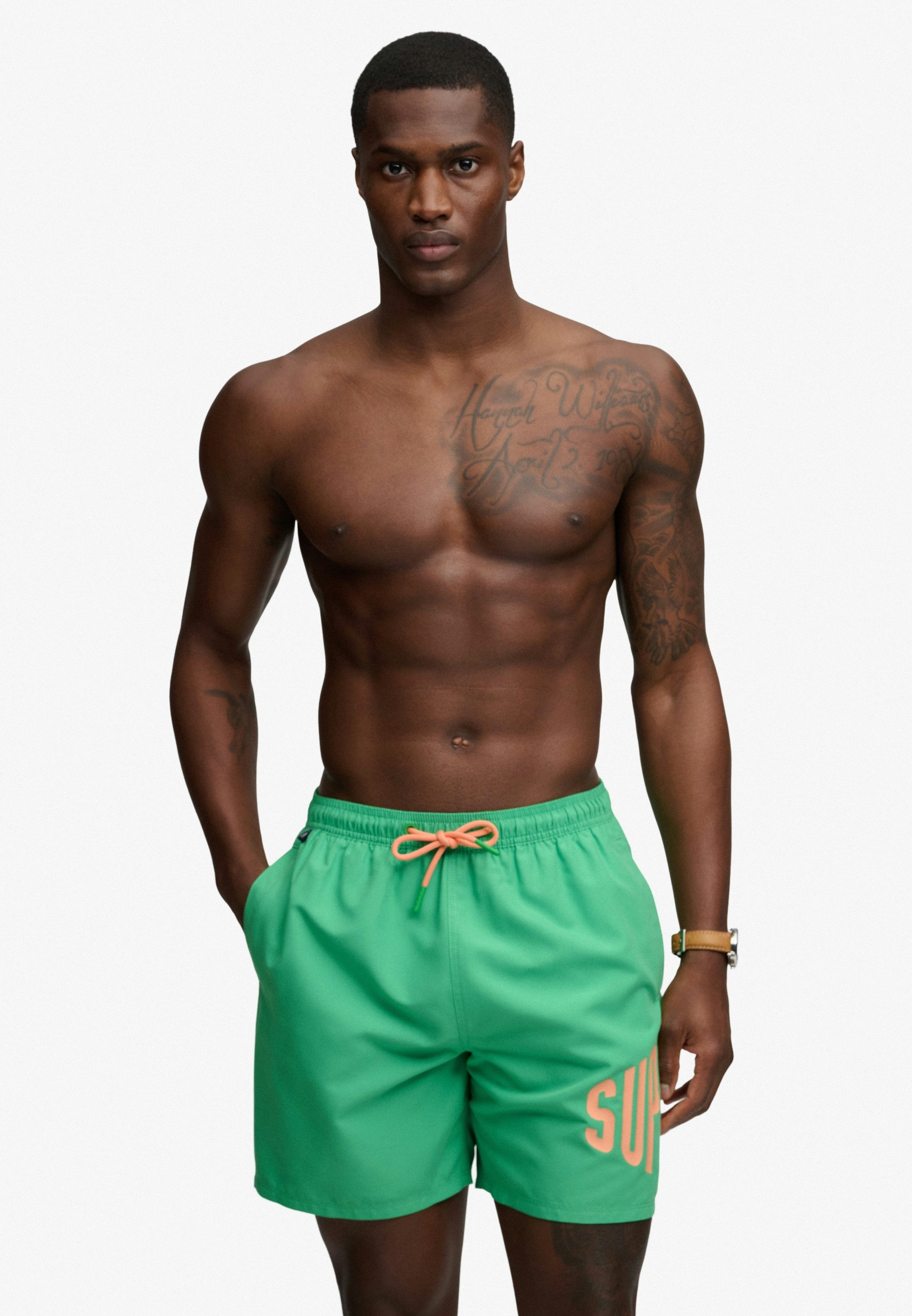Superdry Badeshorts PRINTED LOGO 16 SWIM SHORT modische Passform, unifarbenes Design, aus Polyester, pflegeleicht