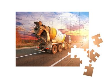 puzzleYOU Puzzle Betonmischer auf der Straße im Sonnenuntergang, 48 Puzzleteile, puzzleYOU-Kollektionen Baufahrzeuge