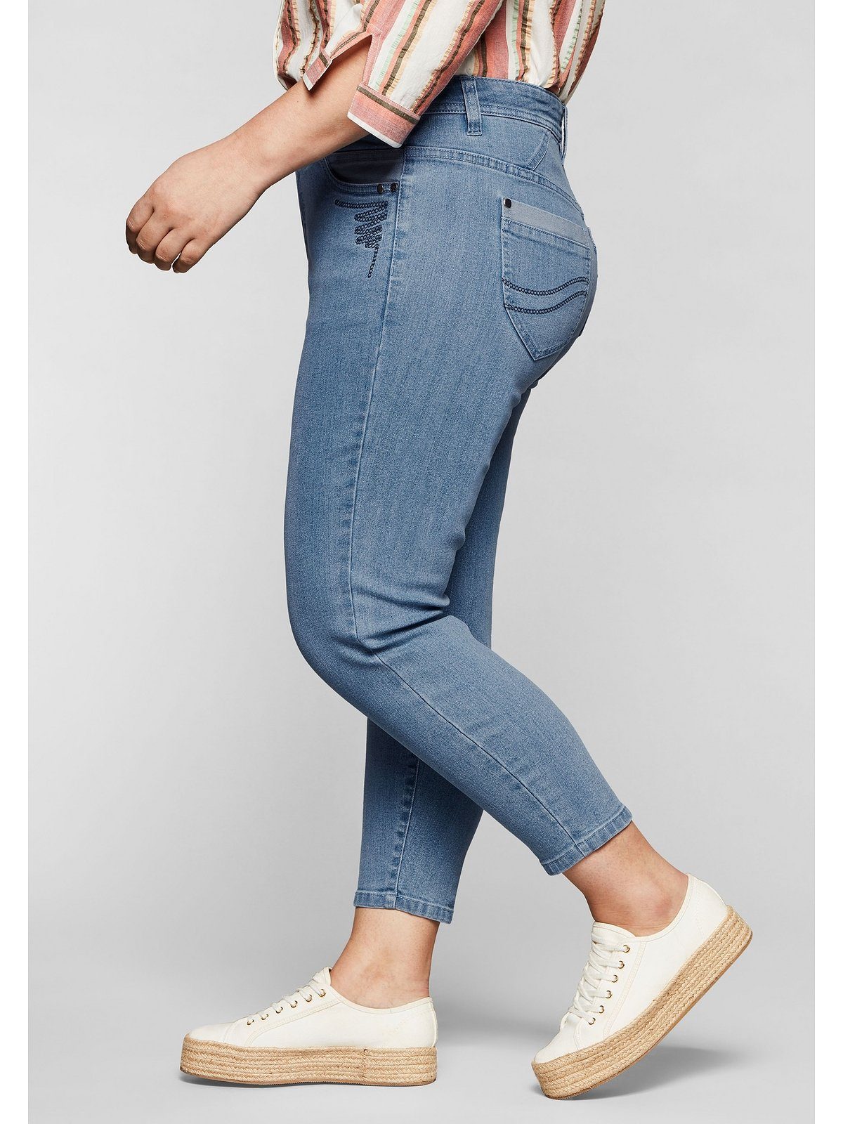 light used Große Größen Sheego Stickerei Denim in 7/8-Länge, Stretch-Jeans blue mit vorn