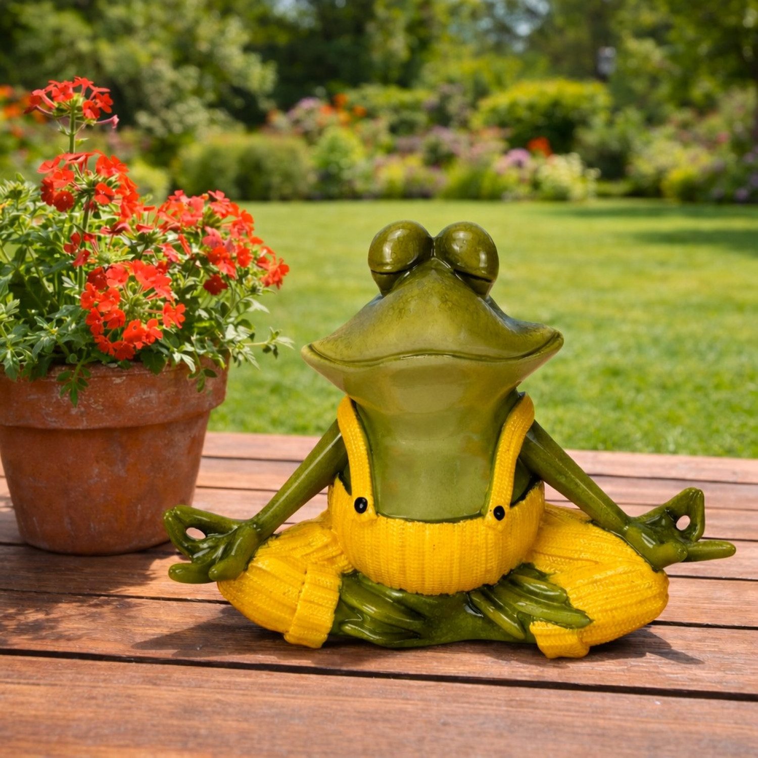 Online-Fuchs Gartenfigur für draußen - Yoga Frosch - Deko Figuren für Garten, Balkon & Terrasse, (gelbe oder orange Latzhose), aus langlebigem Kunstharz gefertigt, wetterfest - 19 oder 31,5 cm groß