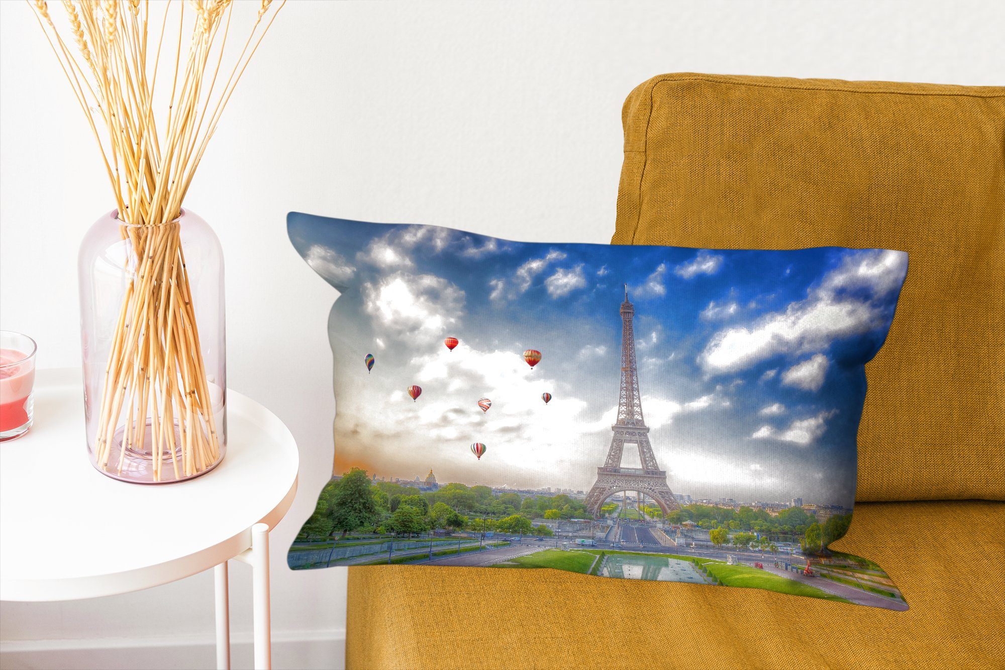 MuchoWow Dekokissen Der Eiffelturm mit im Dekokissen Hintergrund Heißluftballons über mit Füllung, Paris, Zierkissen, Schlafzimmer Wohzimmer Dekoration