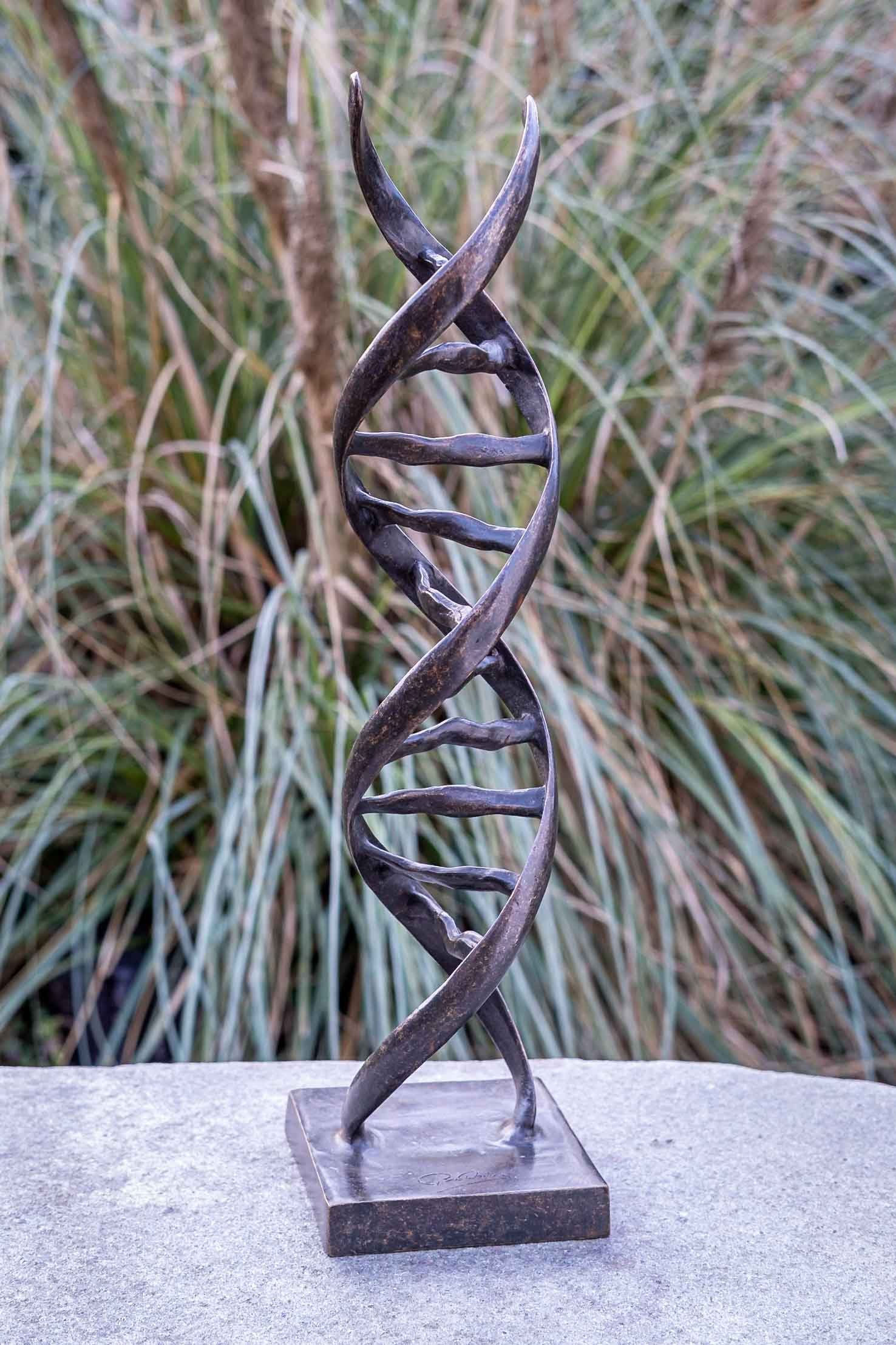 IDYL Gartenfigur IDYL Bronze-Skulptur Moderen Figur DNA, Bronze – sehr robust – Langlebig – witterungsbeständig gegen Frost, Regen und UV-Strahlung. Die Modelle werden in Wachsausschmelzverfahren in Bronze gegossen und von Hand patiniert.