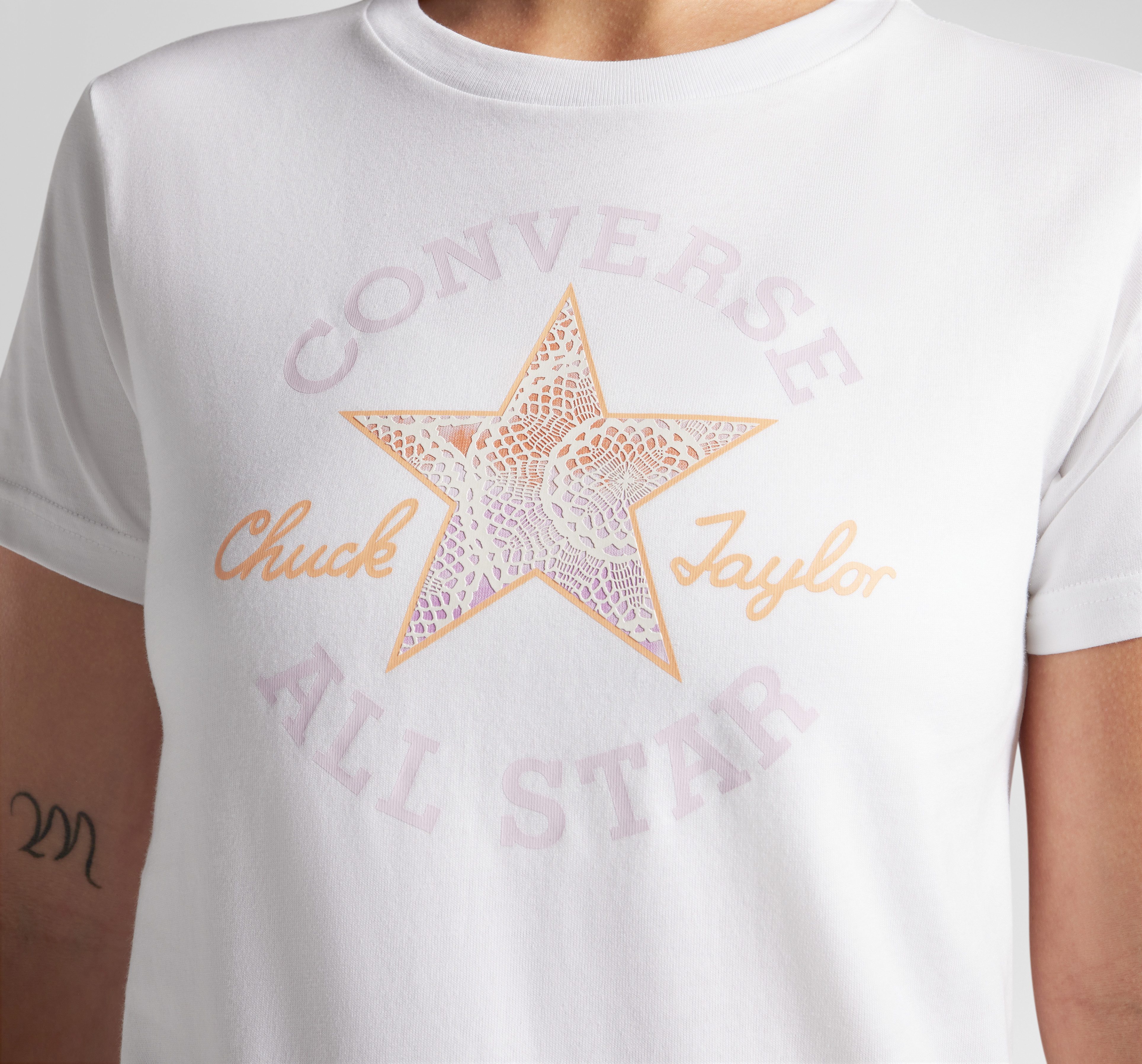 Converse T-Shirt CHUCK TAYLOR PATCH T-SHIRT mit Rundhalsausschnitt, Kurzarm, aus Baumwolle