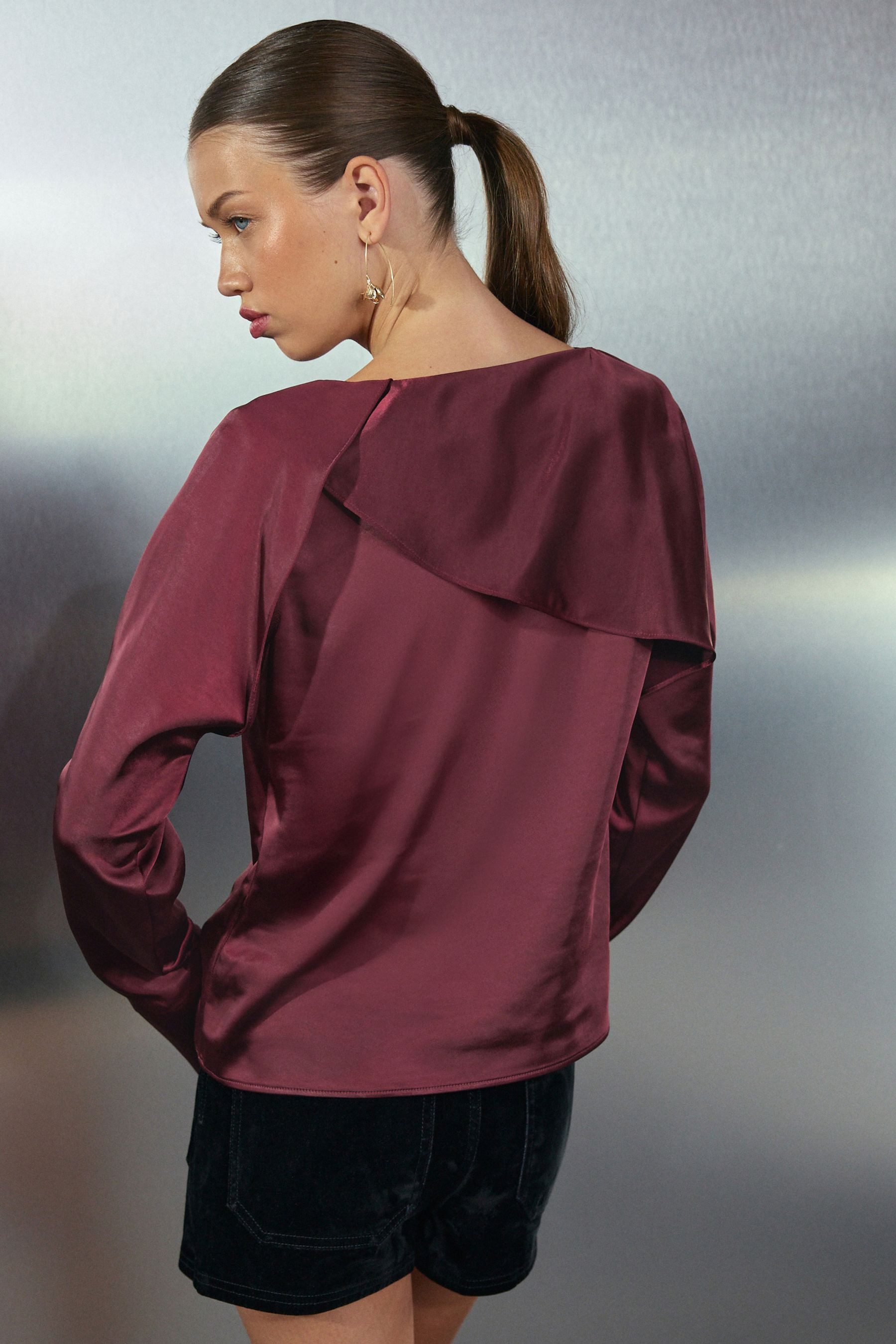 Next Langarmbluse Langärmelige, drapierte Bluse mit Metalldetails (1-tlg)