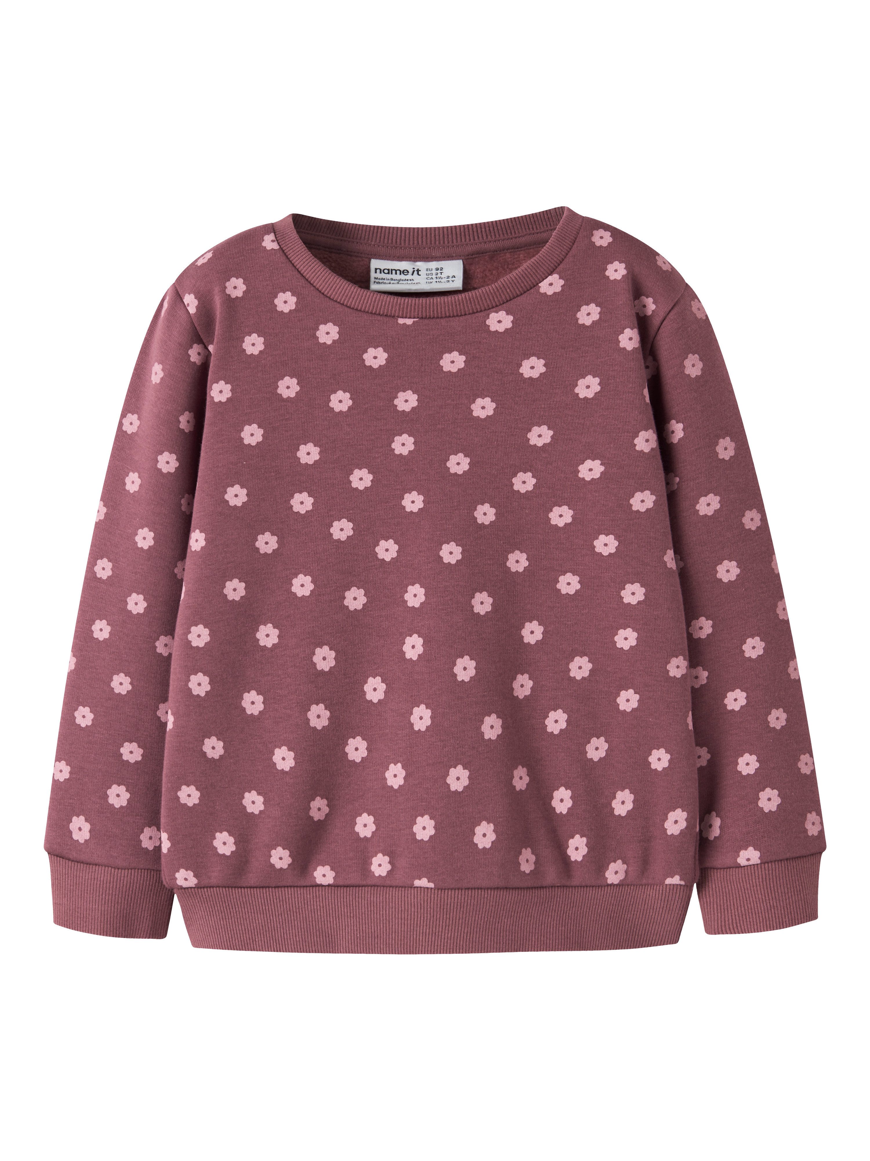 Name It Sweatshirt NMFDAVINA LS SWEAT FLEECE BRU NOOS in klassischer Form und mit tollem Alloverprint