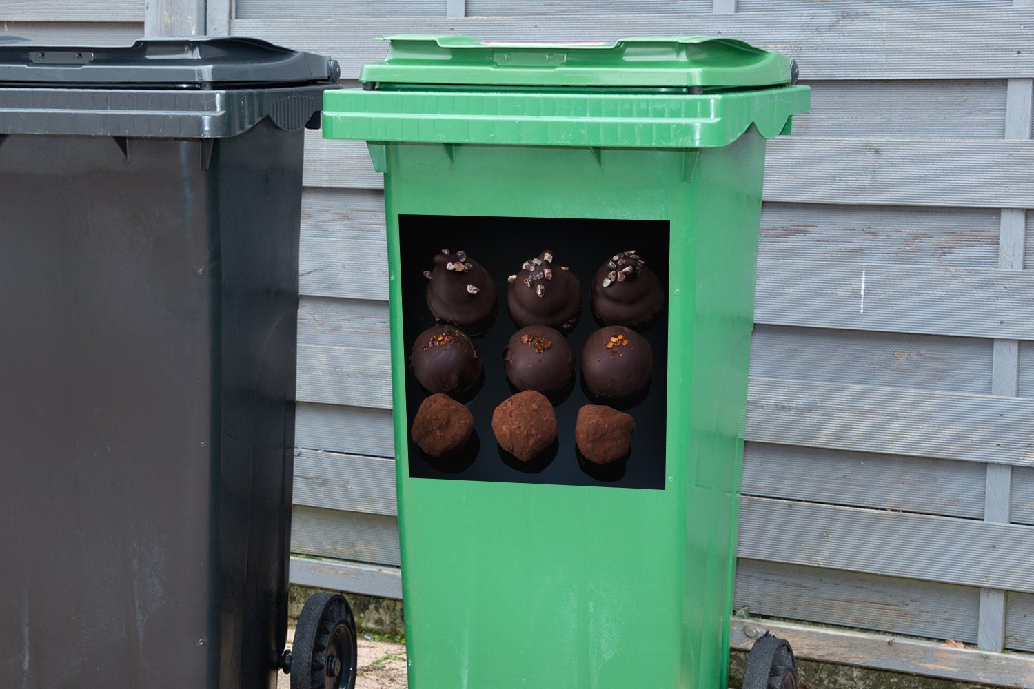 Die Schokoladentrüffel Mülltonne, Container, mit Abfalbehälter MuchoWow St), Sticker, (1 Wandsticker Dekoration Mülleimer-aufkleber,