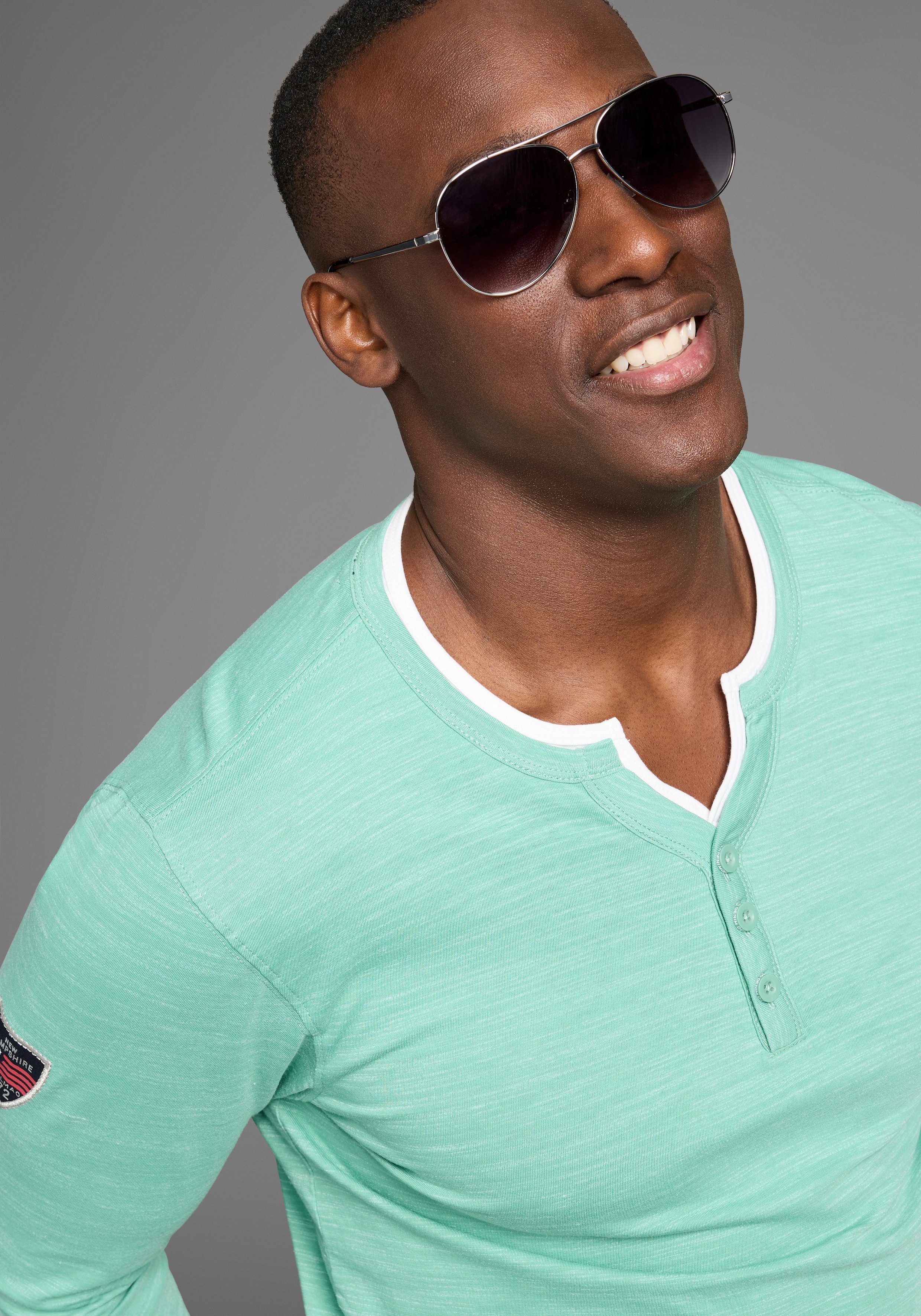 DELMAO Henleyshirt Langarm, melierte Optik, Henleykragen, aus Baumwollmischung