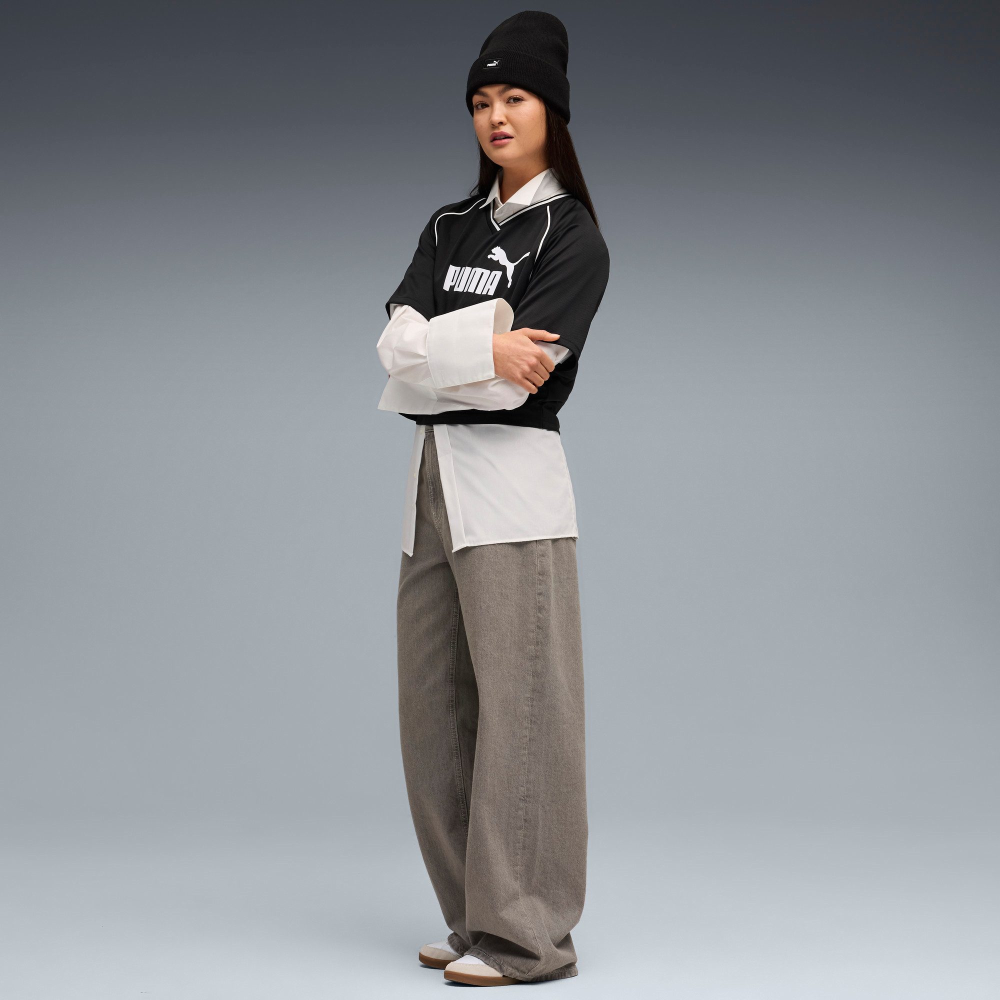 PUMA T-Shirt ESS RELAXED CROPPED FOOTBALL JERSEY Kurzarm, sportlicher Stil, mit V-Ausschnitt
