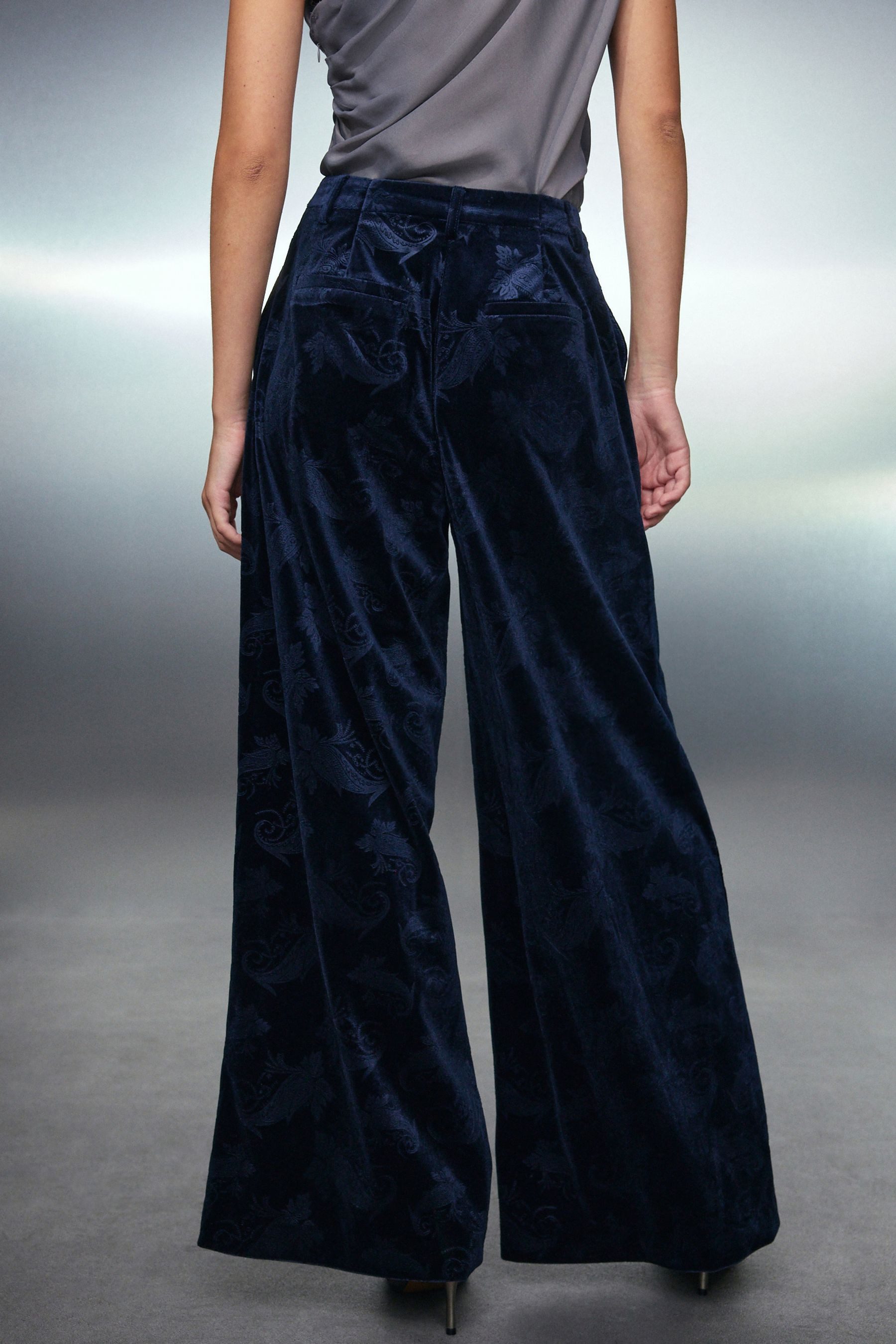 Next Samthose Hose aus geprägtem Samt mit weitem Bein, Kurzgröße (1-tlg) günstig online kaufen