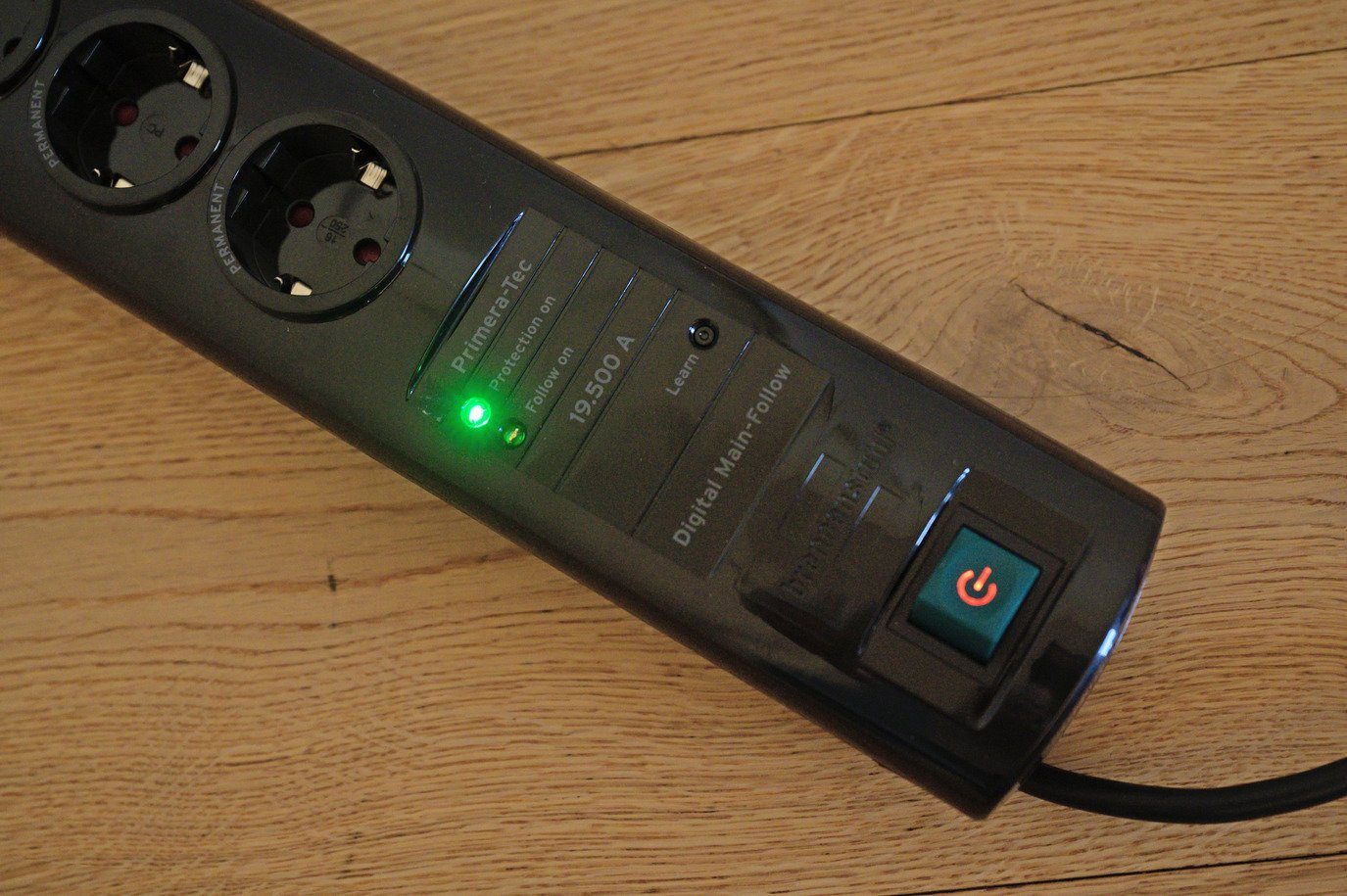 Brennenstuhl Primera-Tec Steckdosenleiste 7-fach (Ein- / Ausschalter, Überspannungsschutz, Kabellänge 2 m), mit Überspannungsschutz 19.500A, Schalter, Main Follow Funktion