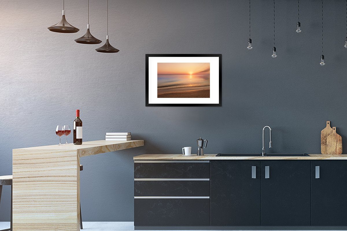 MuchoWow Poster Strand - Meer (1 St), Bilderrahmen - Sonnenuntergang, Poster, Schwarzem Gerahmtes mit Rahmen, - Rosa Kunstdruck