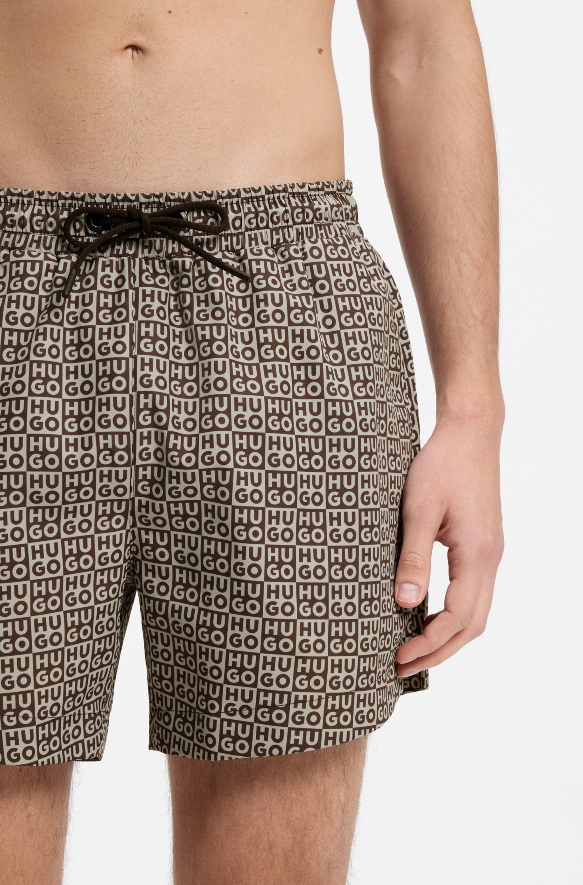 HUGO Badeshorts AARON mit Schachbrett-Logos, elastischer Bund