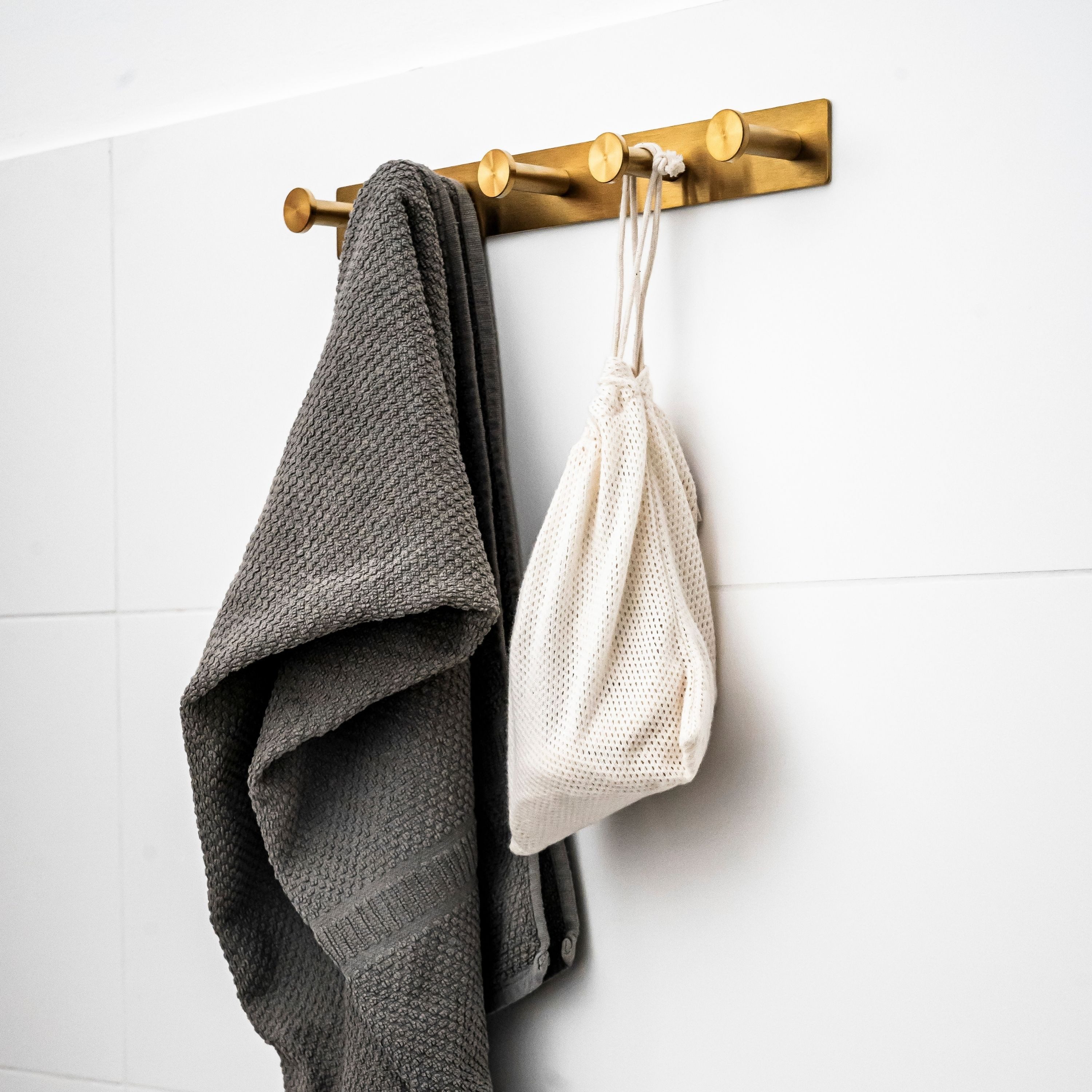 ELMOWO Hakenleiste ohne Bohren mit 5 Haken aus Edelstahl - Für das Badezimmer, (mit 3M-Klebefläche & Spezialkleber, für Wandbefestigung, Ideal für Handtücher und Bademantel), auch für das Gäste-WC, Küche und Garderobe