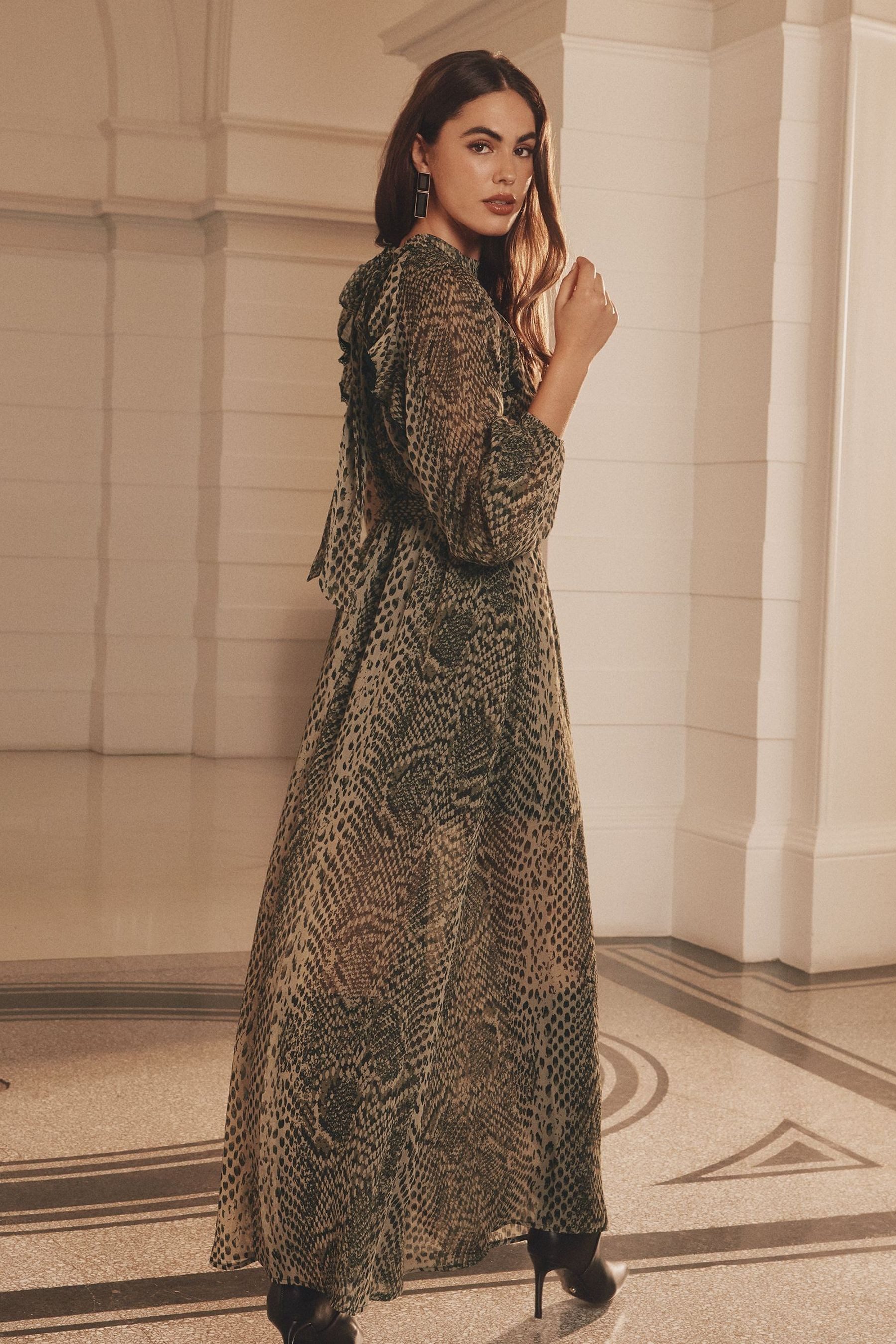 LIPSY Maxikleid Lipsy Gerüschtes Maxikleid mit langen Ärmeln (1-tlg) günstig online kaufen