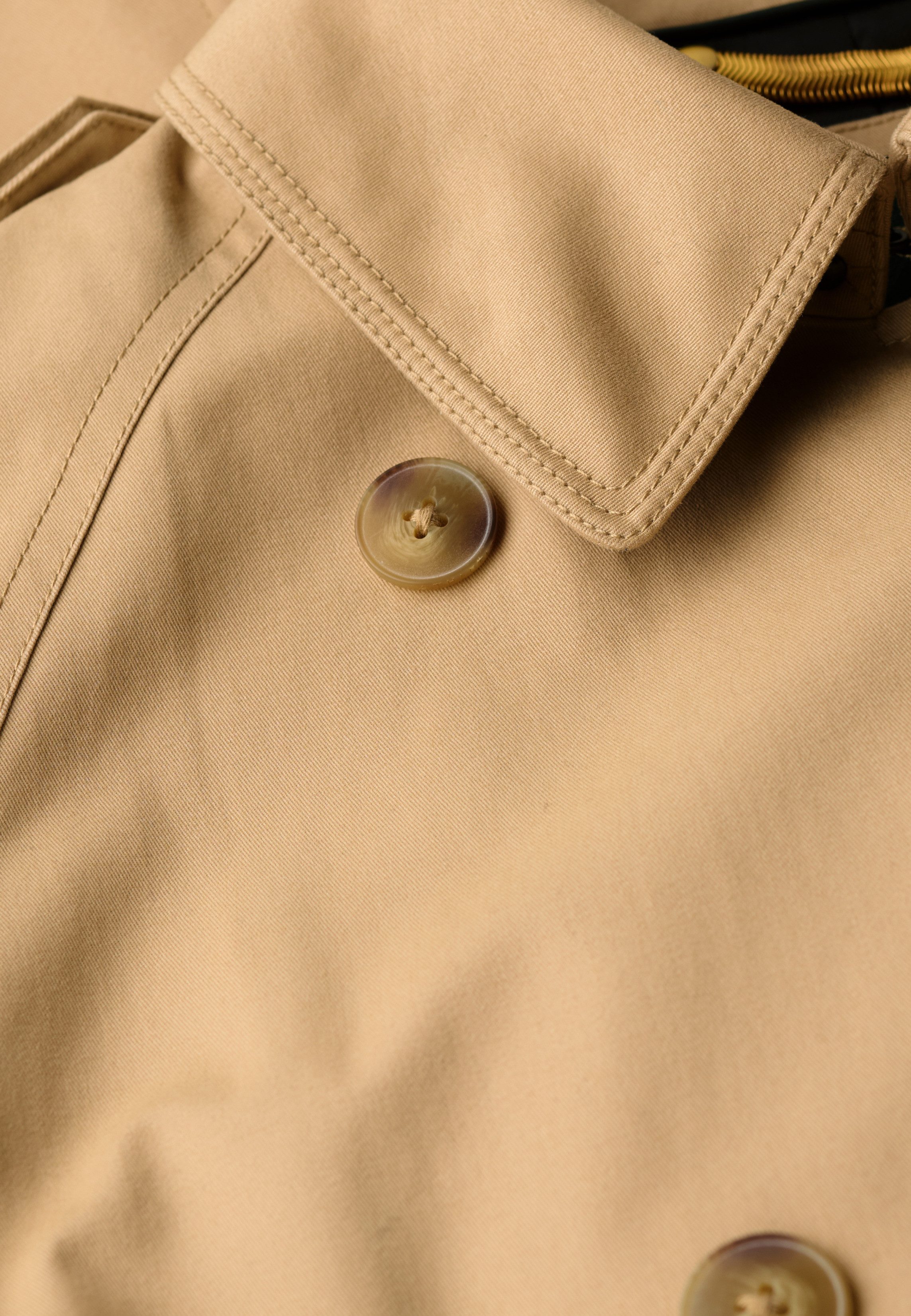 Superdry Trenchcoat CLASSIC TRENCH JACKET aus Baumwolle, Slim Fit, mit Reverskragen, Länge bis etwa Mitte Wade