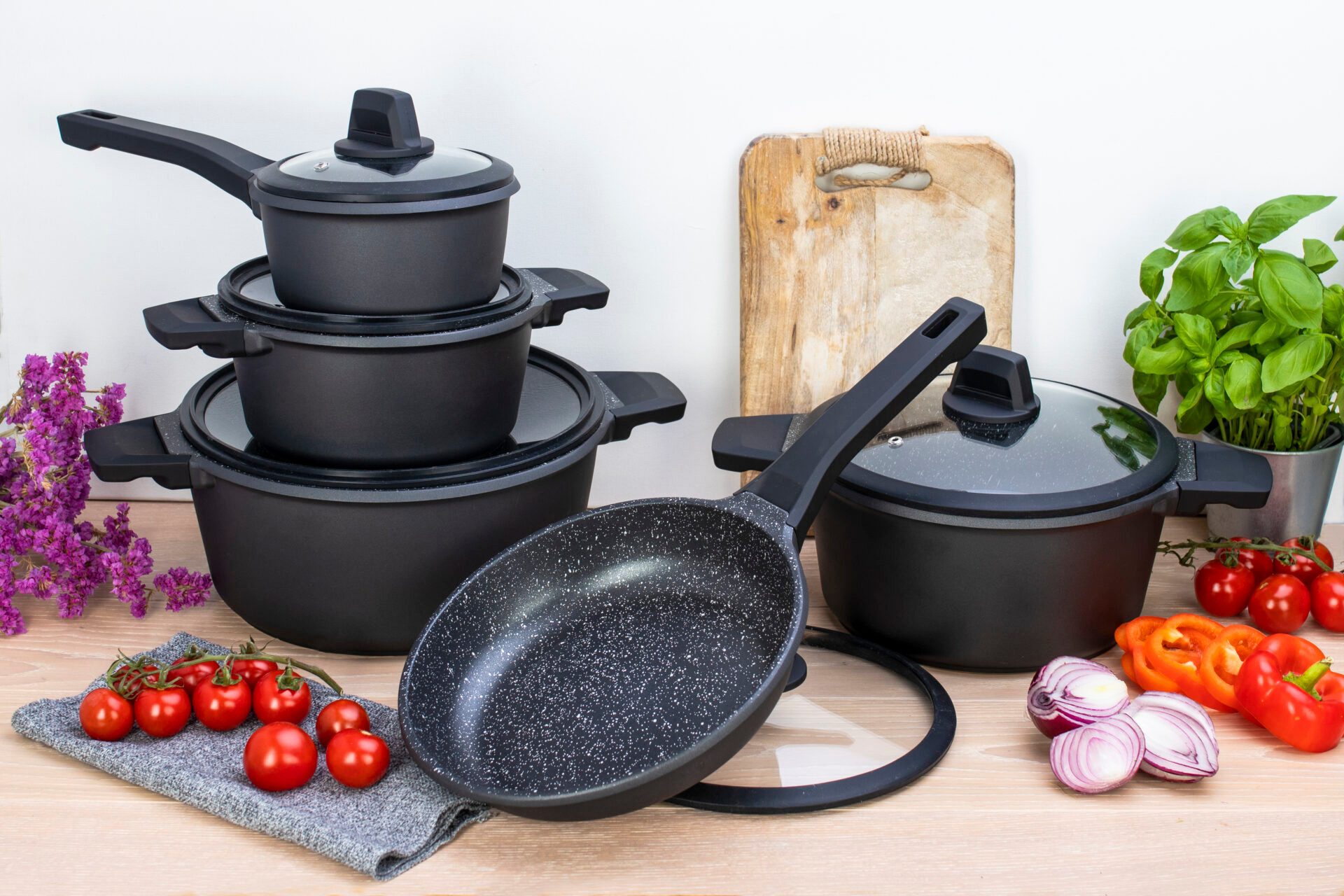 Edenberg Topf-Set Modernes Topfset, Schwarze Töpfe, Pfanne, Kasserolle INDUKTION, Keramik, Aluminium (Investieren Sie in dieses elegante und vielseitige Topfset, das durch höchste Qualität, modernes Design und praktische Funktionen überzeugt – für ein Kocherlebnis, das Sie jeden Tag aufs Neue begeistert!, 10-tlg., Zeitloses Design des Topfsets. Eine ideale Geschenkidee)