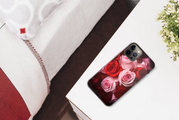 MuchoWow Handyhülle Nahaufnahme eines Straußes aus rosa und roten Rosen, Handyhülle Apple iPhone 13 Pro Max, Smartphone-Bumper, Print, Handy