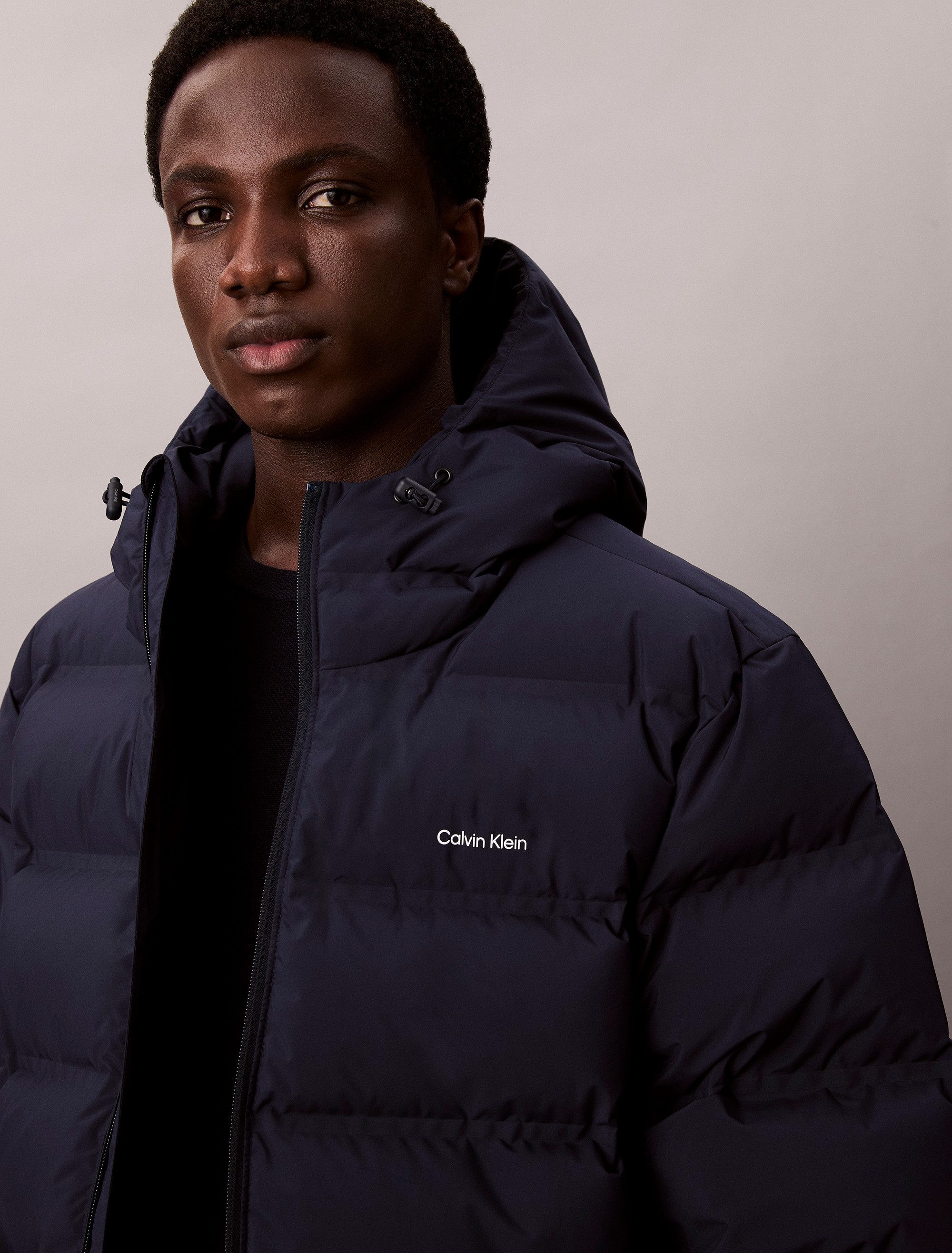Calvin Klein Steppmantel LS BONDED CHNNLD LONG HOODED PUF Mit Rundhalsaussc günstig online kaufen