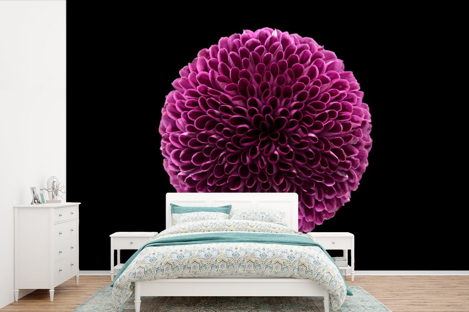 MuchoWow Fototapete Eine kugelförmige lila Chrysanthemenblüte auf schwarzem Hintergrund, Matt, bedruckt, (6 St), Wallpaper für Wohnzimmer, Schlafzimmer, Kinderzimmer, Vinyl Tapete