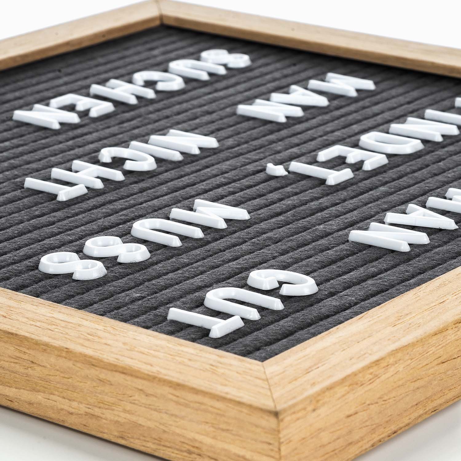 Goods+Gadgets Wandtafel Klemmbrett Buchstabentafel Memoboard für Notizen & Wanddekoration, (Rillentaffel, mit 134 Zeichen), Buchstabentafel Memoboard