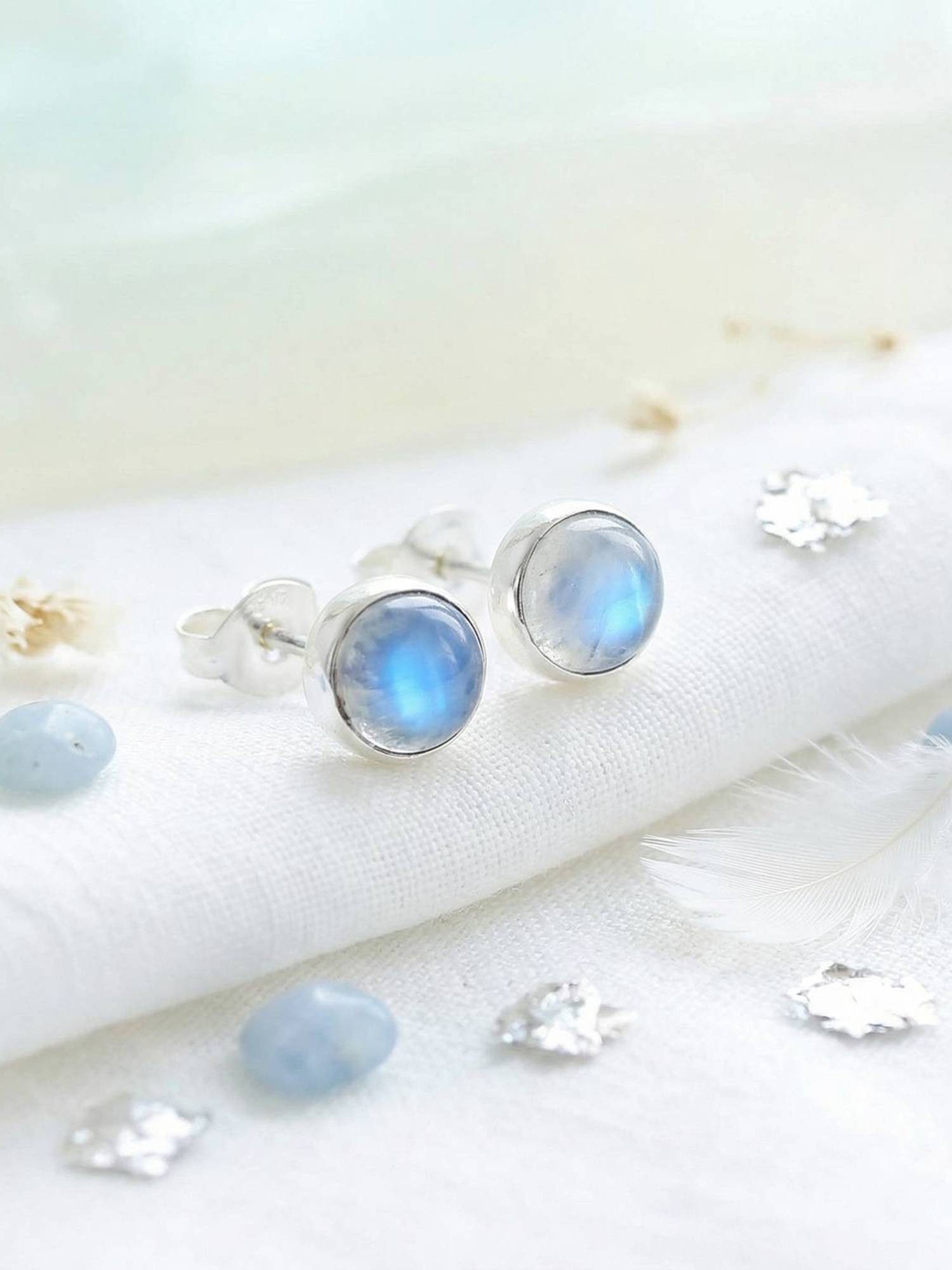 mantraroma Paar Ohrstecker SAMA rund klein aus 925 Silber mit Regenbogen Mondstein (Paar, Paar Ohrringe mit Schmuckbeutel), 925 Sterling Silber Ohrringe für Damen