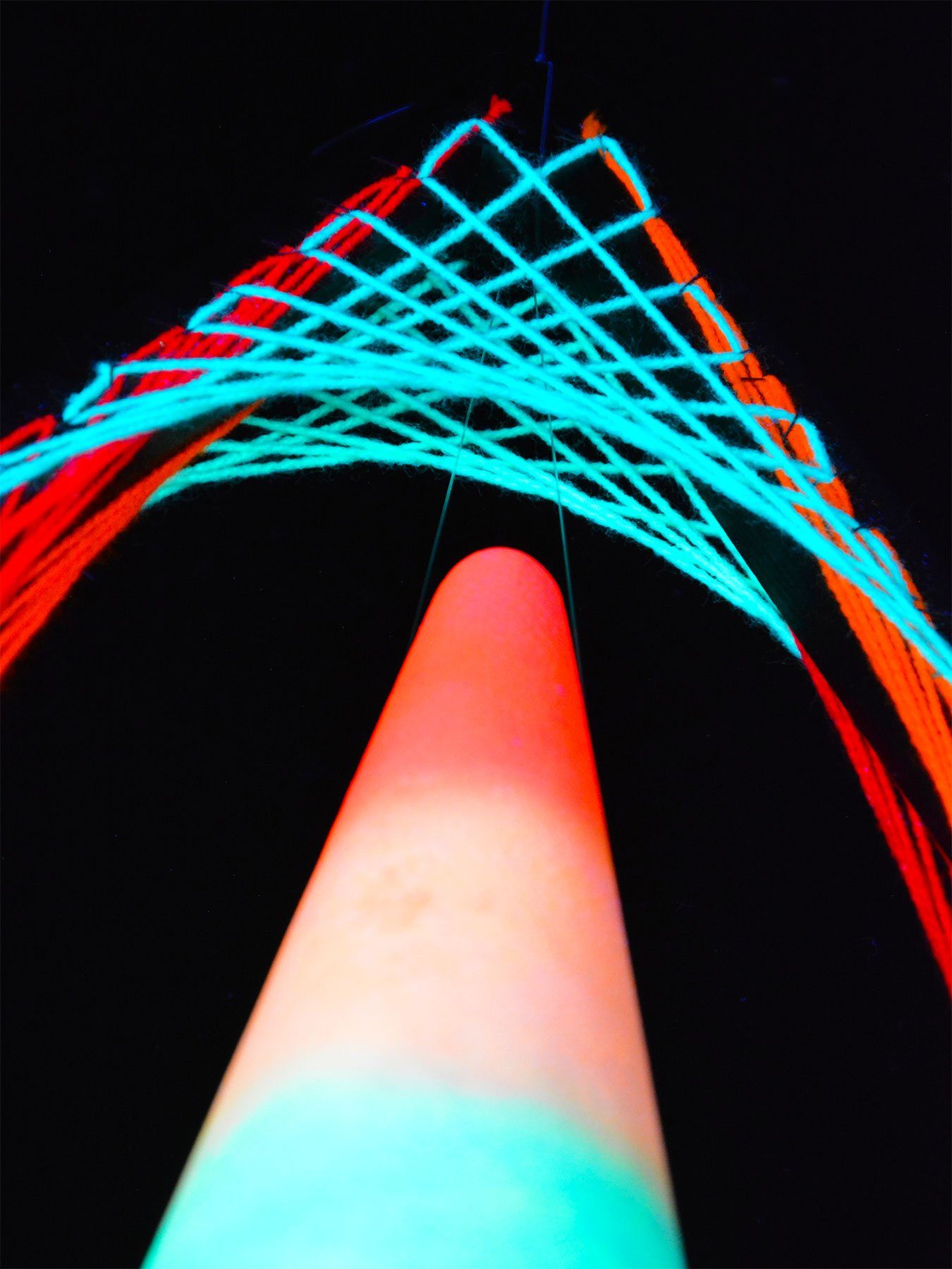 PSYWORK Dekoobjekt Schwarzlicht 2D StringArt leuchtet Schwarzlicht Cone", UV-aktiv, Neon unter Fadendeko 85cm, Raute "Invert