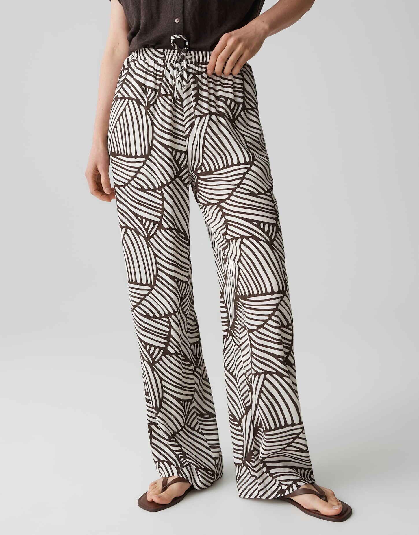 OPUS Stoffhose Marou botanical aus Webware mit Crepe Optik Mit Eingrifftaschen für praktische Alltagslooks