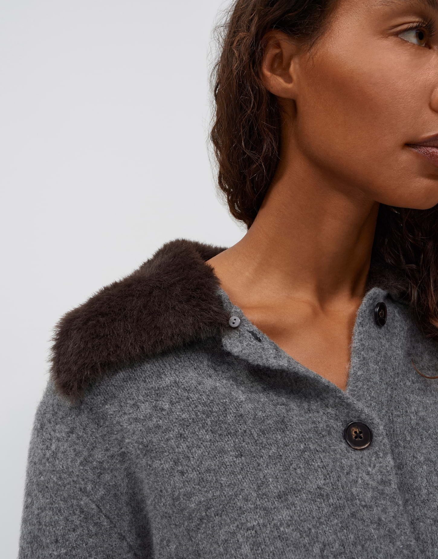 OPUS Strickjacke Dofur aus weichem Strick Verkürzte Länge mit geradem Schnitt und wandelbarem Kragen – Bild 4 von 5