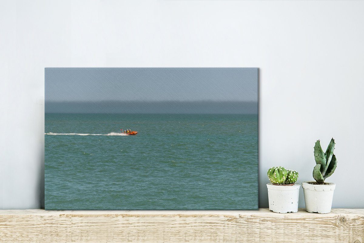 cm OneMillionCanvasses® Wandbild dem Meer, Aufhängefertig, auf Leinwandbilder, Rettungsboot (1 in Ein Leinwandbild St), Wanddeko, orangefarbenes voller Fahrt 30x20