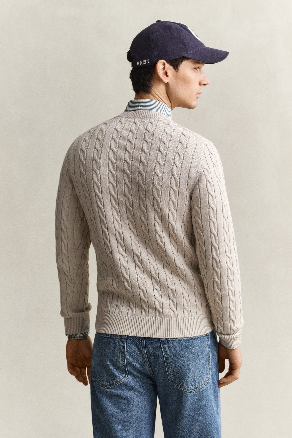 Gant Strickpullover COTTON CABLE C-NECK mit Wappen-Logostickerei auf der Brust
