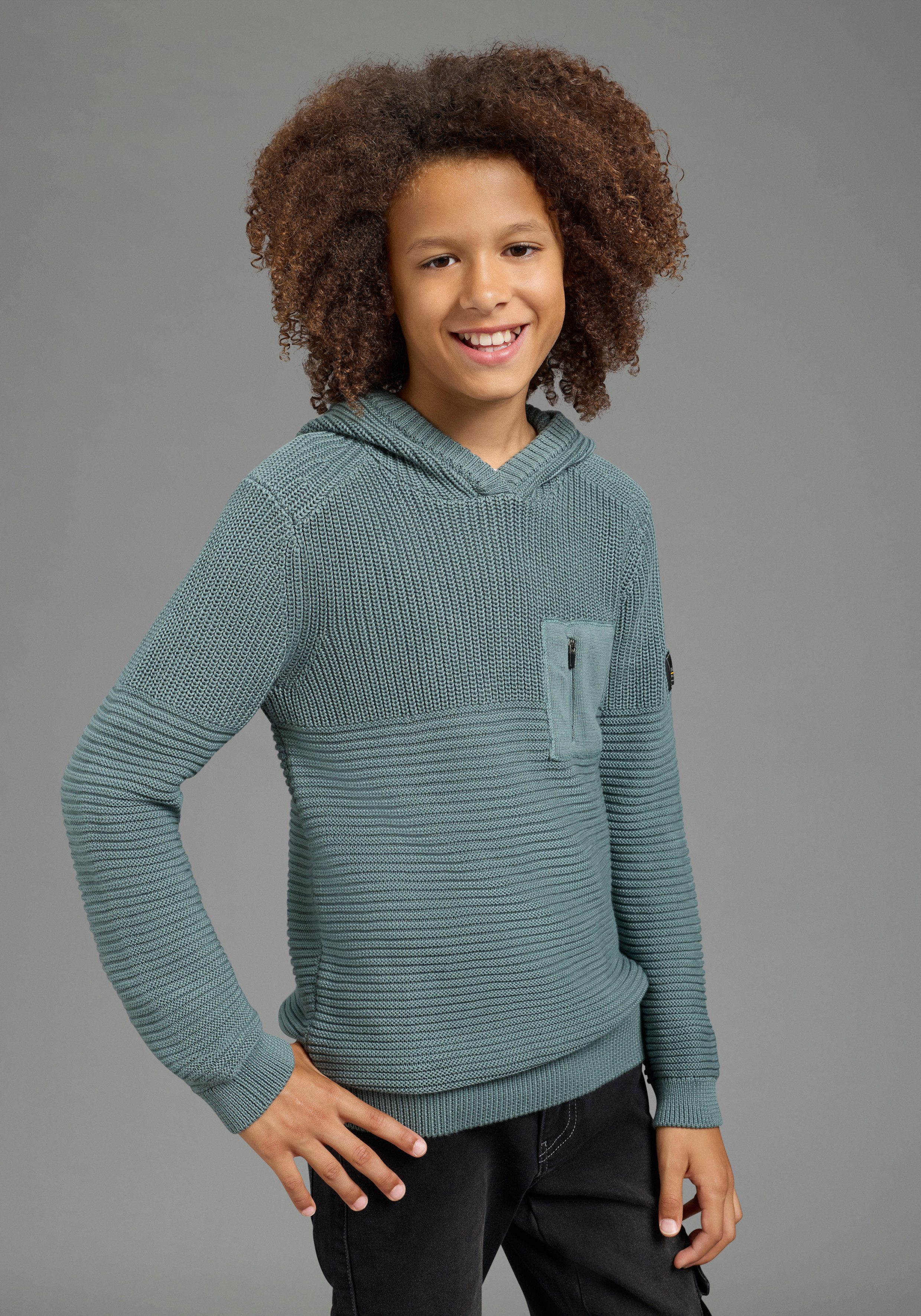 Bruno Banani Strickpullover Kapuzen-Strickpullover mit BRUNO BANANI Badge Pullover in Ripp-Strickstruktur, mit Kapuze und Tasche auf der Brust