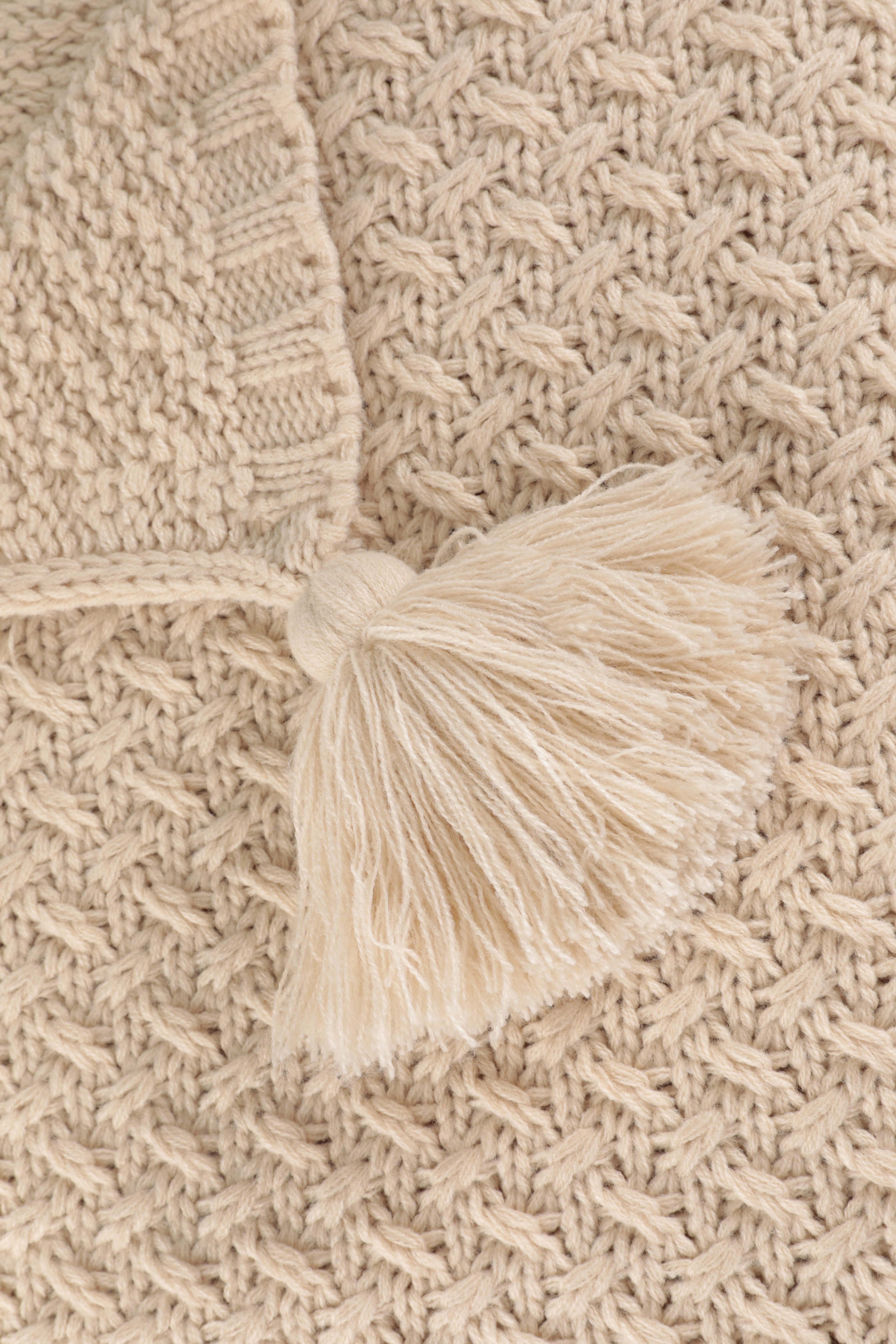 Wohndecke Gelsa, Strick, Tagesdecke, weiche Haptik, Überwurf, LeGer Home by Lena Gercke, Strickoptik mit Tasseln, modern und weich, Wohndecke, Plaid, Überwurf – Bild 4 von 5