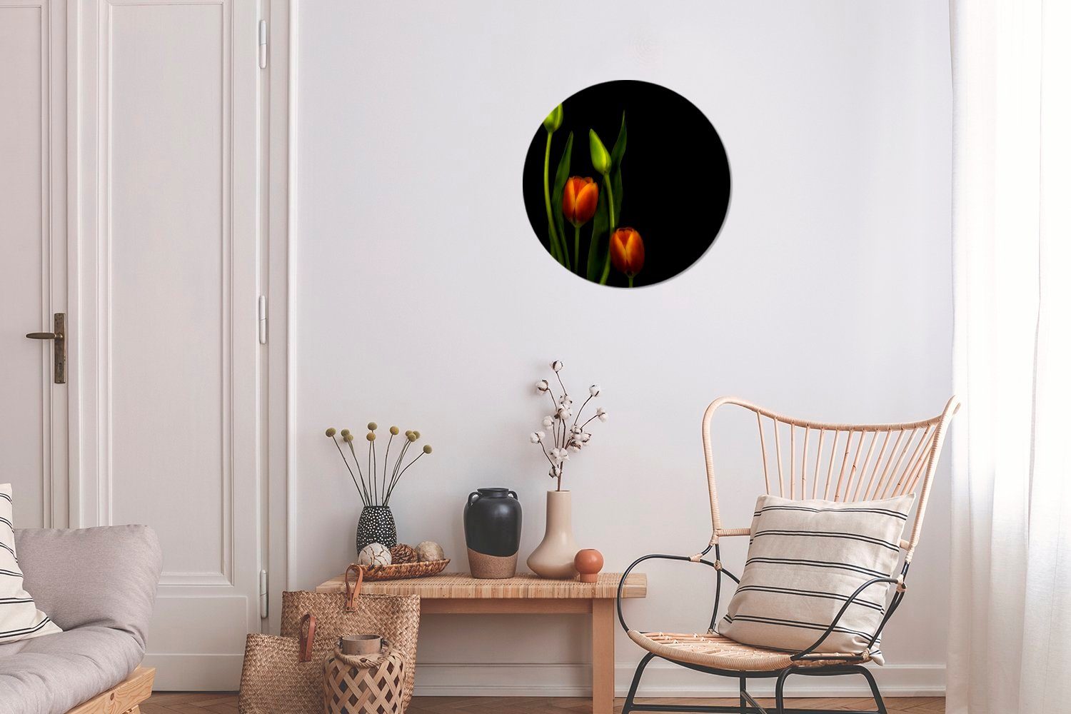 Forex, schwarzen Rundes Tulpen Tulpenknospen Gemälde einem (1 St), Kreis cm Hintergrund, Wanddekoration MuchoWow Wandbild, 30x30 Wohnzimmer, und Orangefarbene vor