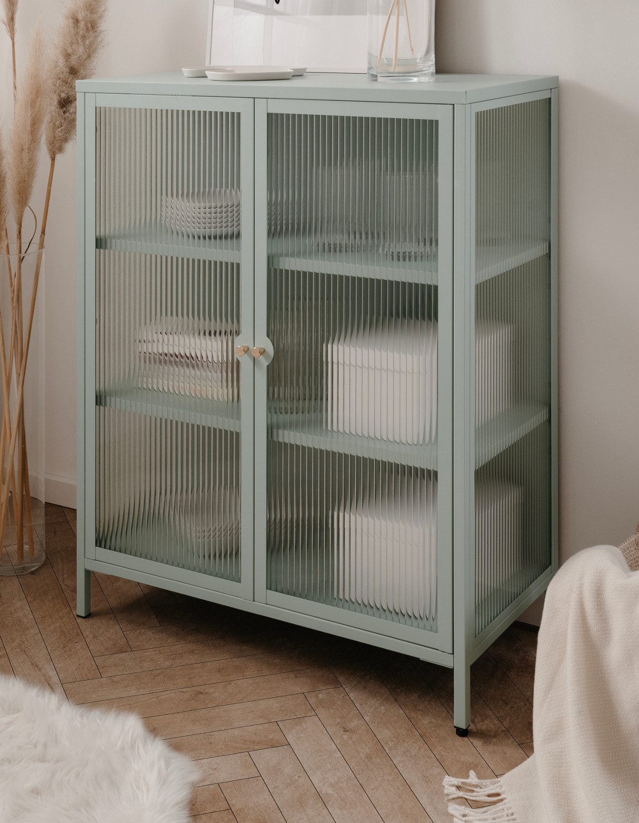 Furn.Design Vitrine Maram (Kommode in mintgrün, 80 x 102 cm) mit Metallrahmen