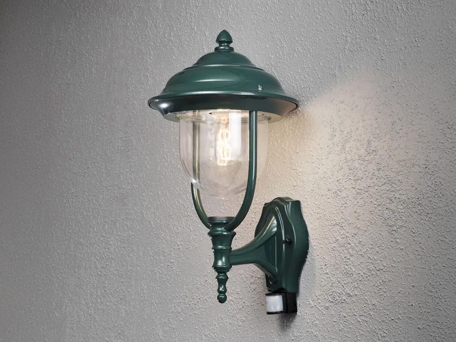 KONSTSMIDE LED Außen-Wandleuchte mit Bewegungsmelder, Höhe 48cm, Bewegungssensor, LED wechselbar, Warmweiß, Wand Außenleuchte im Landhausstil, Hausbeleuchtung inkl. Leuchtmittel