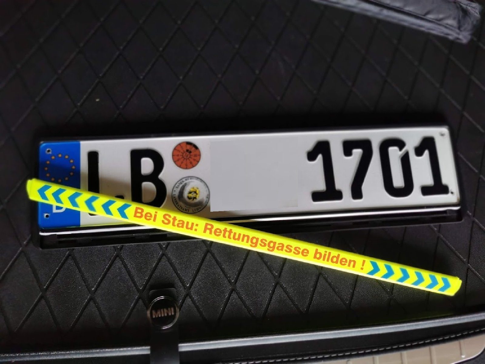 HR-IMOTION Kennzeichenhalter BEI STAU RETTUNGSGASSE BILDEN schwarz/neon Nummernschildhalter, (1-St)