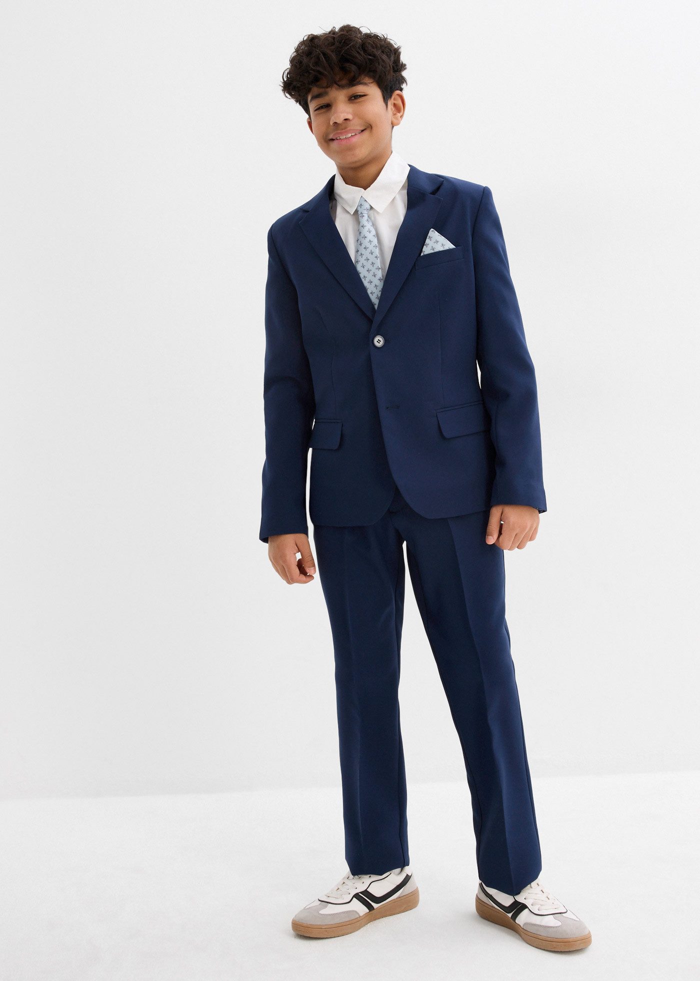 bonprix Anzug (Set, 4-tlg) bestehend aus Hose mit verstellbarem Bund, Hemd, Sakko und Krawatte