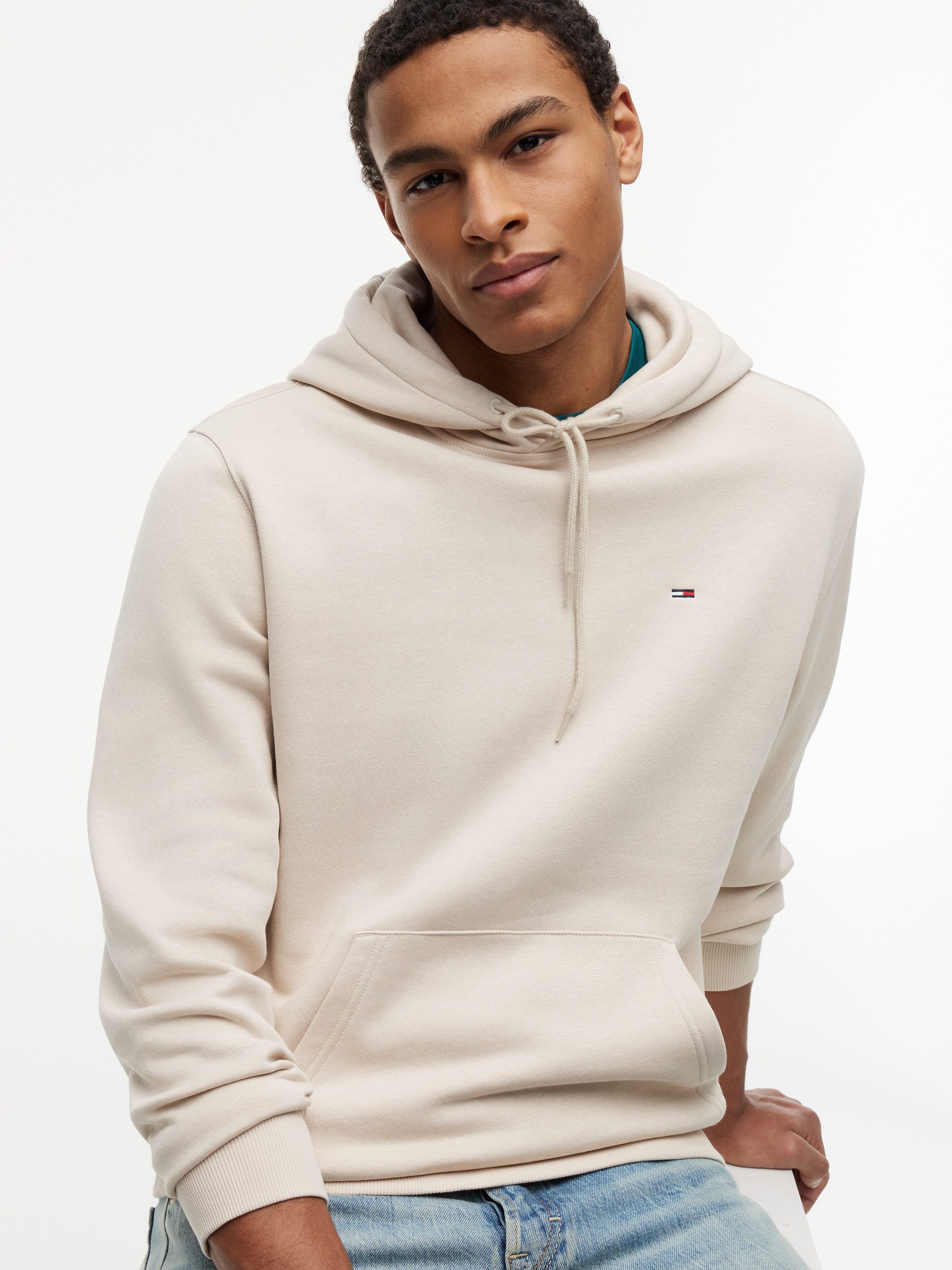 Tommy Jeans Hoodie TJM REGULAR FLAG mit bestickten Markenlogo auf Brusthöhe