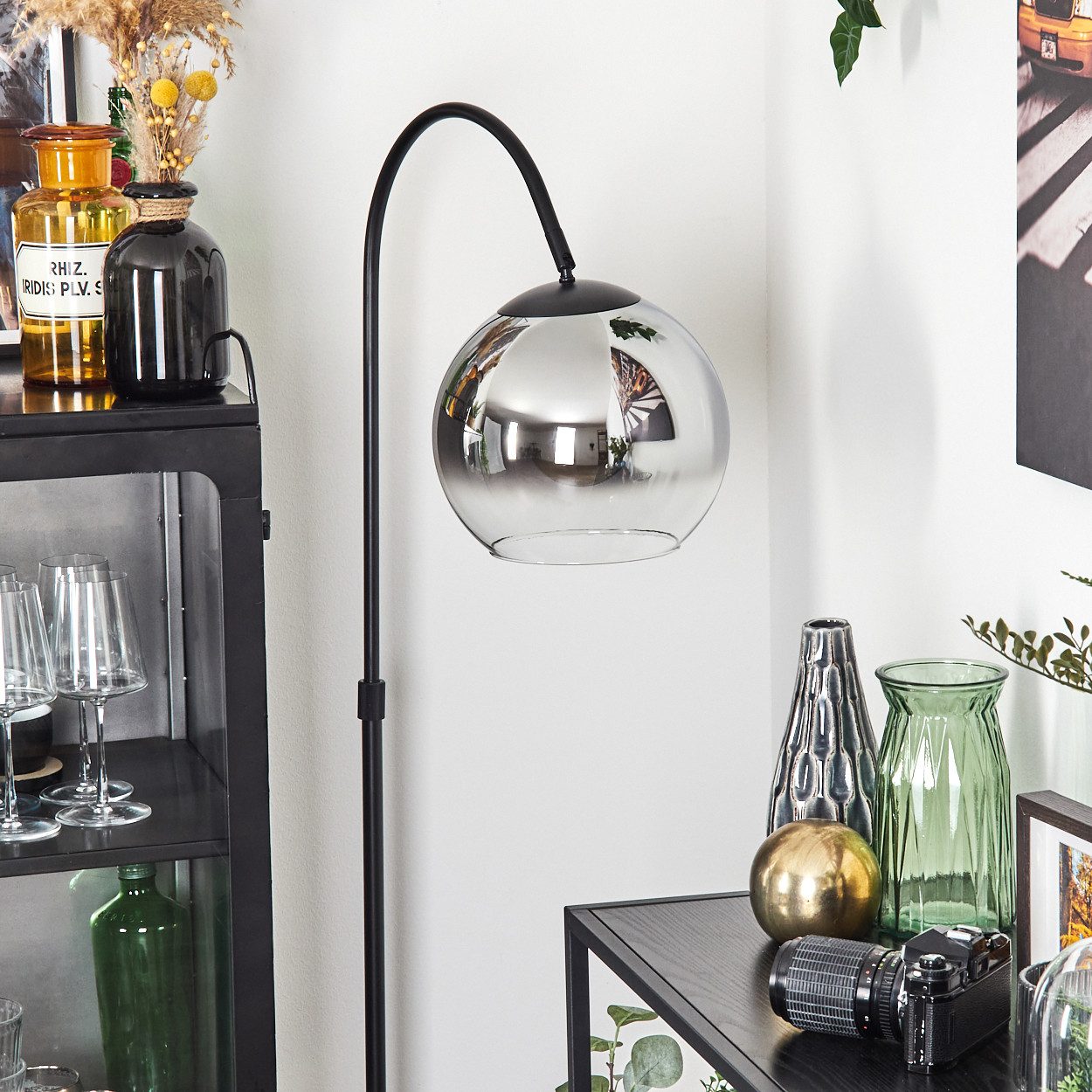 hofstein Bogenlampe Stehlampe aus Metall/Glas in Schwarz/Chrom/Klar/Rauch, ohne Leuchtmittel, Industrial-Design Leuchte m. Glasschirm (25cm) u. Fußschalter, 1xE27