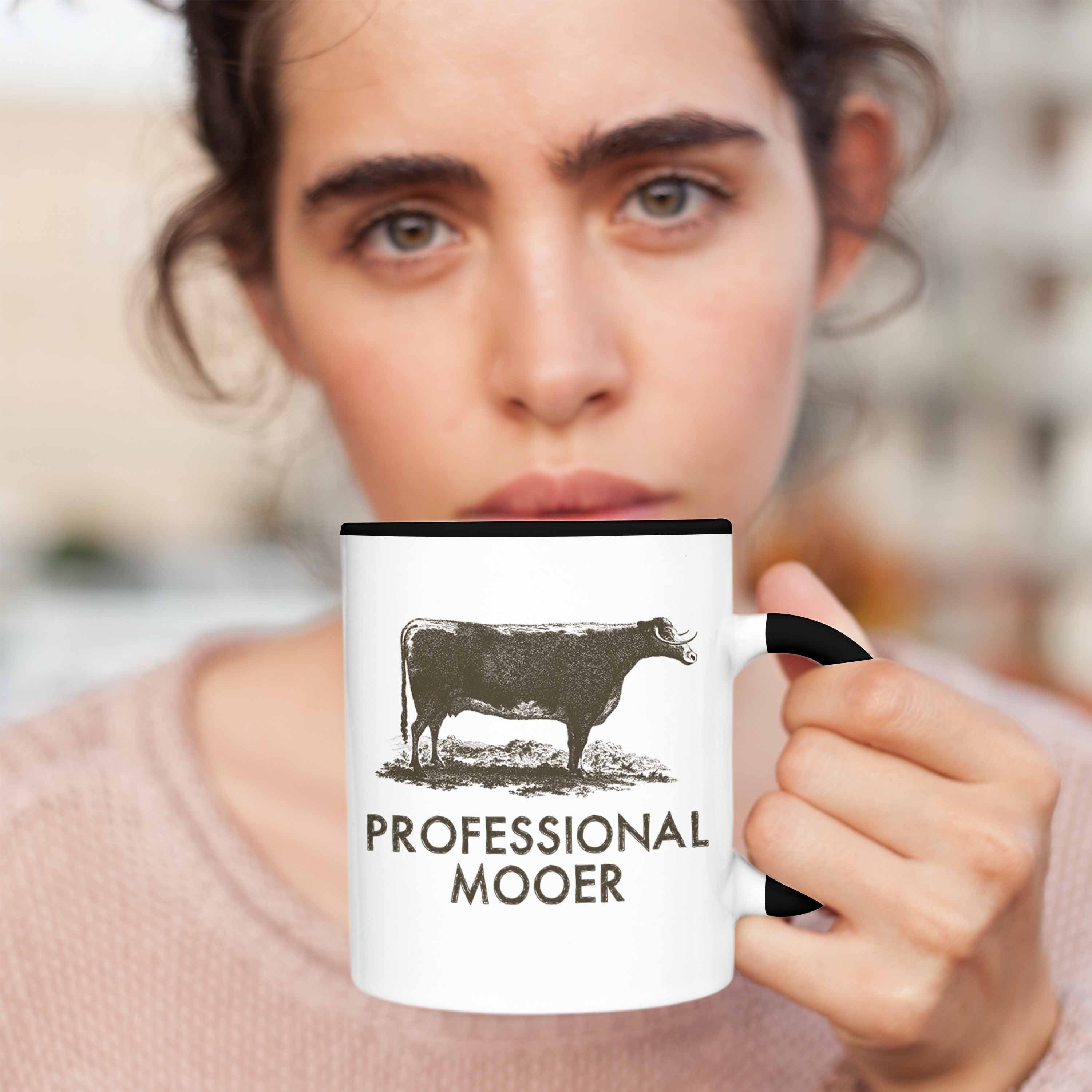 Trendation Tasse Trendation für Schwarz Lustiger Geschenkidee Geschenk Kuh - Geburtstag Tasse Mooer Spruch Landwirt Professional Bauern