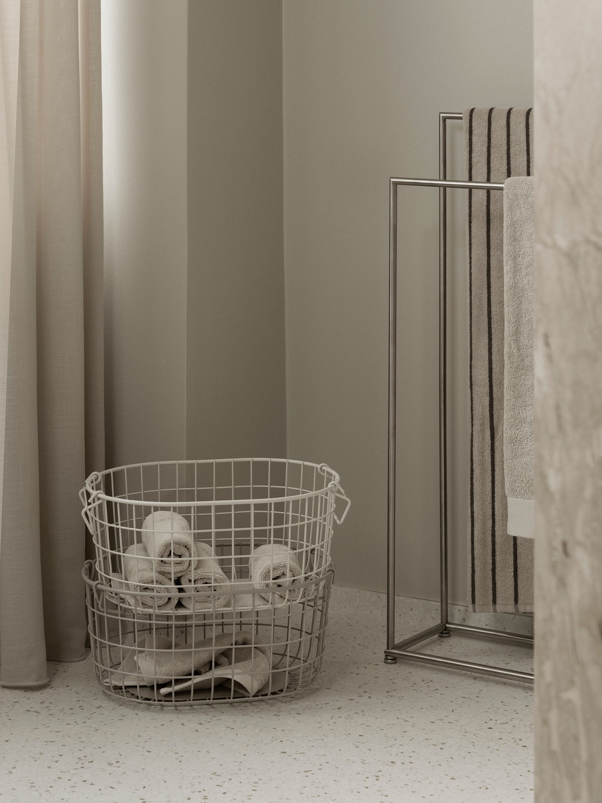 blomus Aufbewahrungskorb -KAGO- Aufbewahrungsbox, Gitterkorb, Organizer: moderner Drahtkorb (1 St), moderner Designfokus, Metall, Henkel zum Tragen, Stapelbar