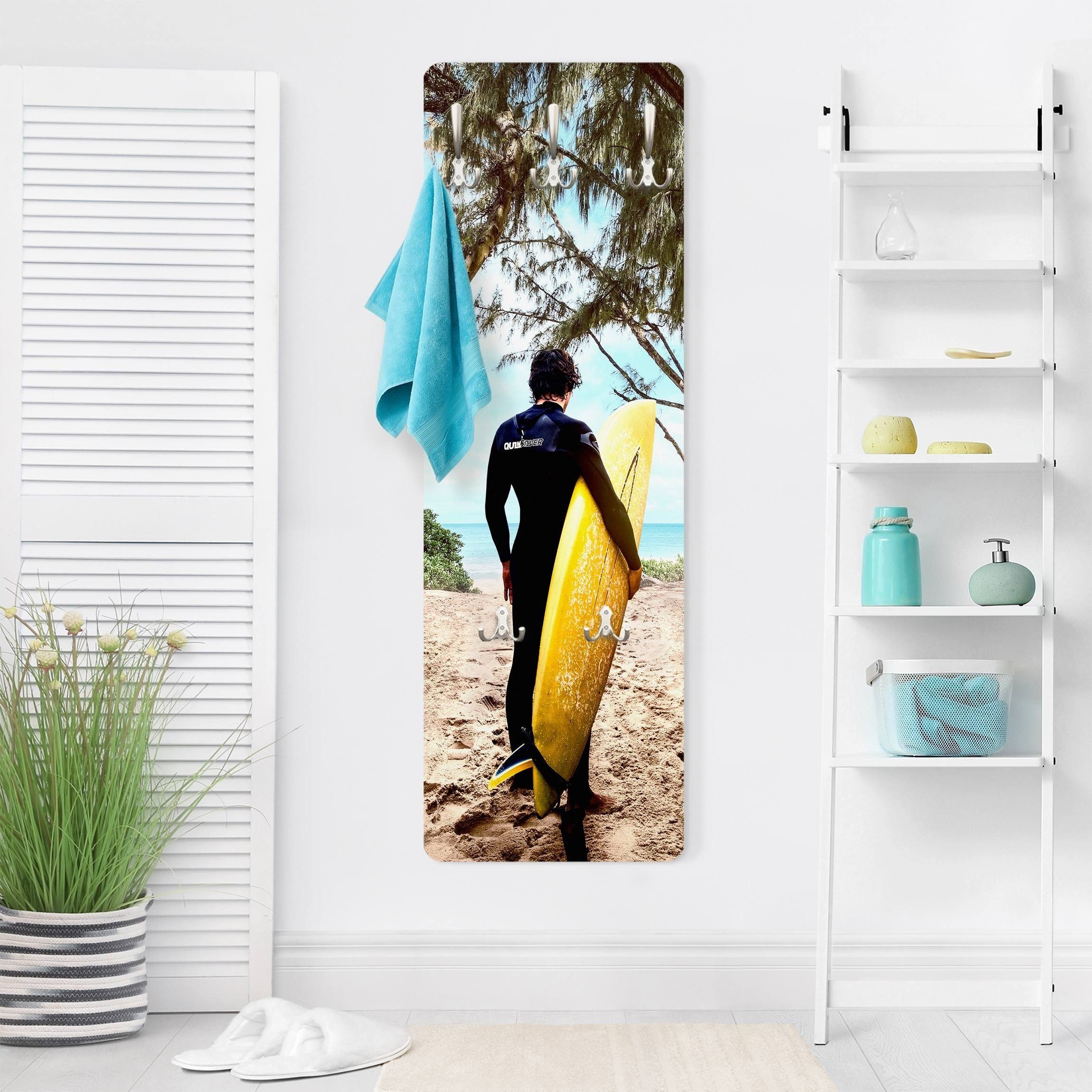 Bilderdepot24 Garderobenpaneel Garderobenhaken Flur (ausgefallenes Design bunt Design Flurgarderobe Natur Wandgarderobe mir moderne hängend), Surf schmalen Hakenpaneel mit Kleiderhaken mit im Wandpaneel Sport Strand Meer 