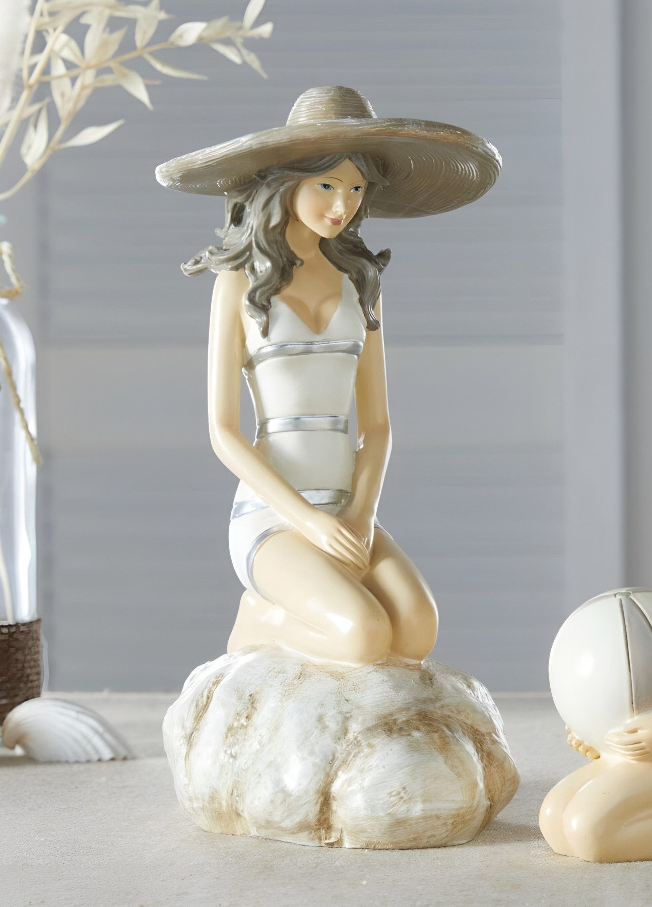 Dekoleidenschaft Dekofigur Dekofigur "Stranddame", maritim, aus Polyresin, nostalgische Badenixe (1 St), Strandfigur, Outdoor Gartendeko