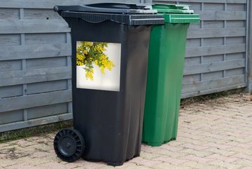 MuchoWow Wandsticker Gelbe Mimosenpflanzen mit grünen Blättern in einem großen Topf (1 St), Mülleimer-aufkleber, Mülltonne, Sticker, Container, Abfalbehälter