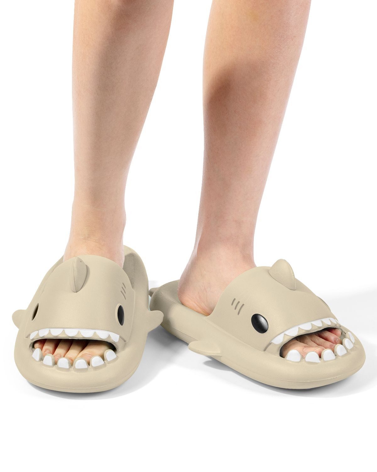 Corimori Bequeme Hai Badeschuhe im Haifisch-Design Badeschuh (Packung, Geschenk) lustige, rutschfeste, schnell trocknende Badeschlappen EU Größe 42-43