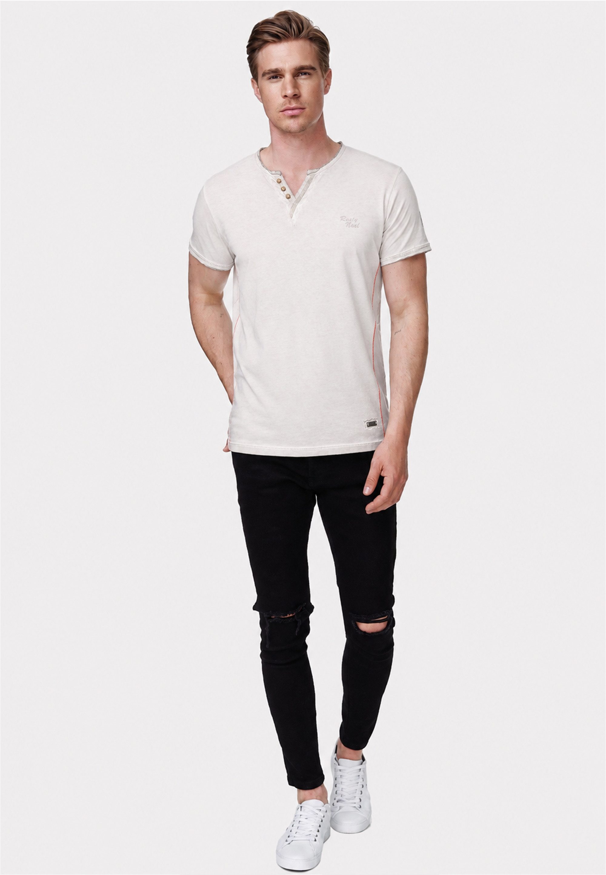 Rusty Neal T-Shirt 15351 aus hochwertigem Stoff mit V-Ausschnitt