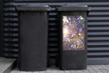 MuchoWow Wandsticker Ein lila Traumfänger in einem Baum (1 St), Mülleimer-aufkleber, Mülltonne, Sticker, Container, Abfalbehälter