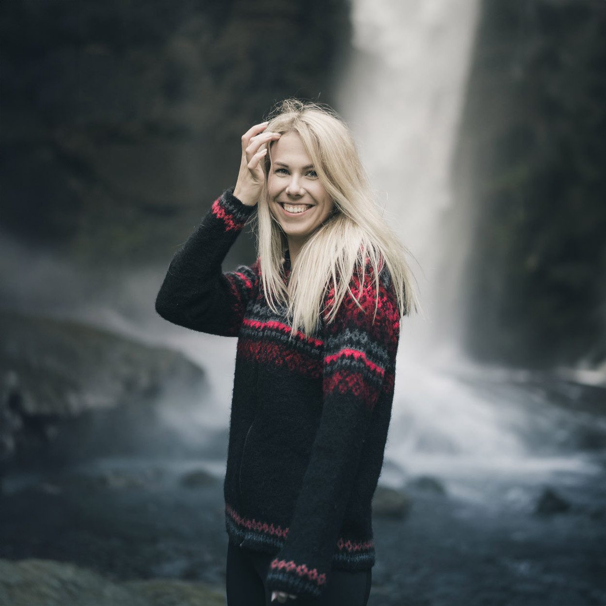 KIDKA Kapuzenstrickjacke - Wollstrickjacke für Damen - Farbe schwarz-rot-pink - aus rauer isländischer Wolle